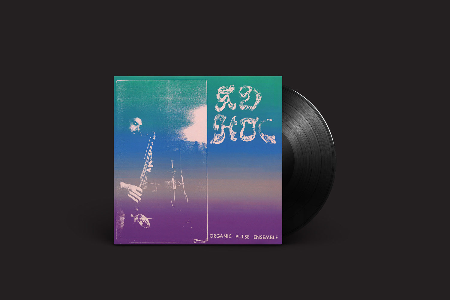 O vinil "Organic Pulse Ensemble: Ad Hoc" do Ultraääni apresenta uma capa em gradiente verde, azul e roxo com um saxofonista abstrato e um texto branco estilizado "AD HOC" — uma homenagem ao jazz espiritual e ao ethio-jazz.