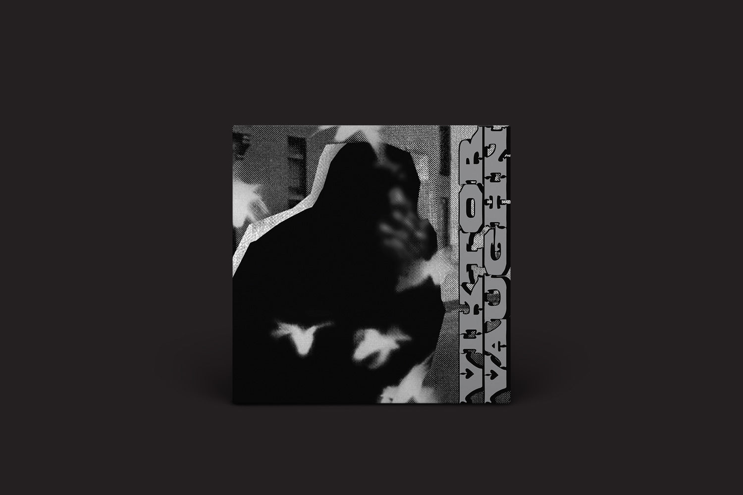Uma arte abstrata em preto e branco tem uma figura encapuzada em silhueta que lembra Viktor Vaughn, com texto distorcido em fonte em negrito em uma faixa cinza. O fundo escuro e temperamental espelha a sensação enigmática de Vaudeville Villain do MF DOOM da Rhymesayers Entertainment.