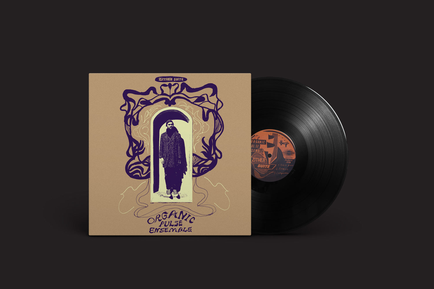 O disco de vinil e a arte da capa de Organic Pulse Ensemble: Zither Suite, do Ultraääni, apresentam uma ilustração em tons de roxo de uma pessoa em uma porta cercada por padrões orgânicos, destacada contra um fundo escuro.