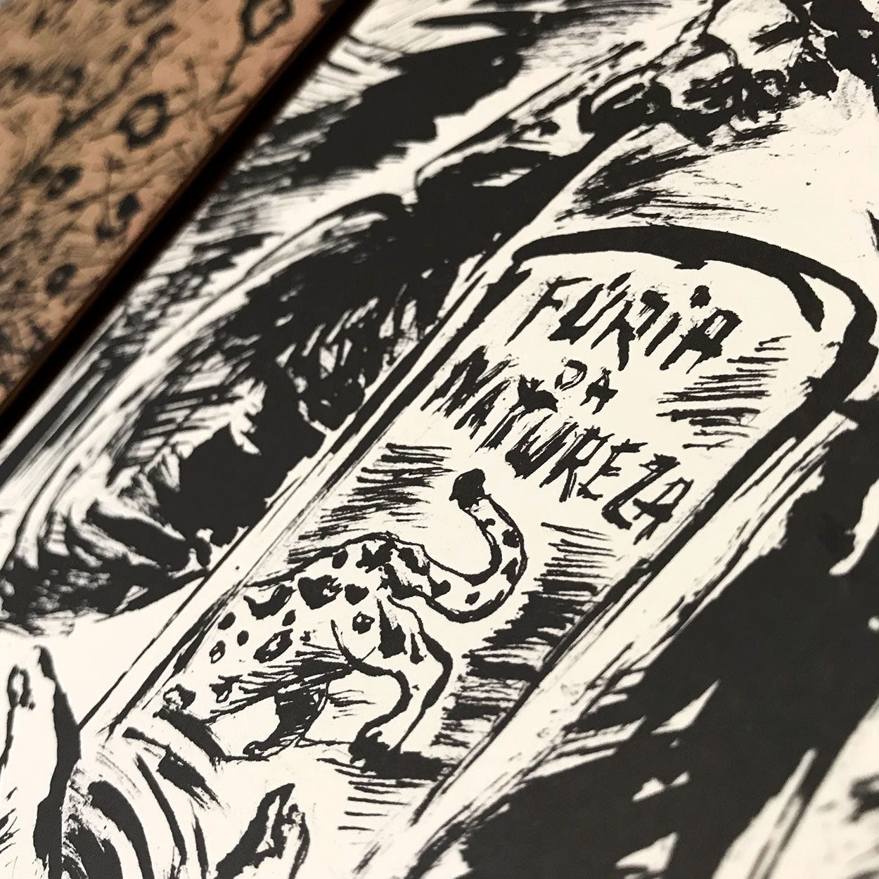 Ilustração em preto e branco de uma onça ao lado de uma placa com os dizeres Furía de Mayurqa, com linhas de tinta ousadas e expressivas e uma composição dinâmica e energética.