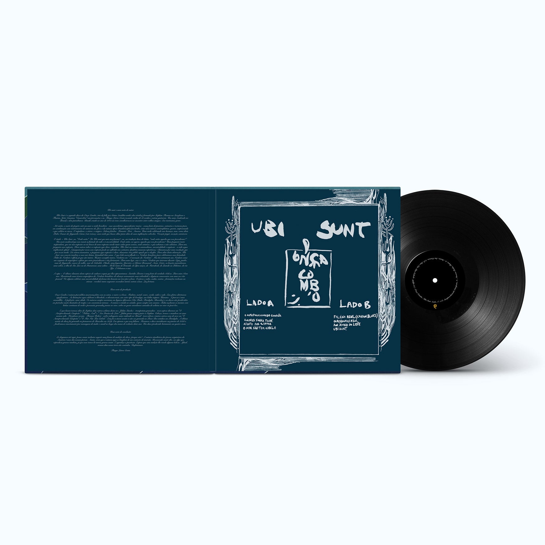 Um disco de vinil preto desliza parcialmente para fora da capa azul de um álbum. A capa apresenta texto e arte manuscritos em branco, com notas de encarte à esquerda e listas de faixas identificadas como Lado A e Lado B à direita.