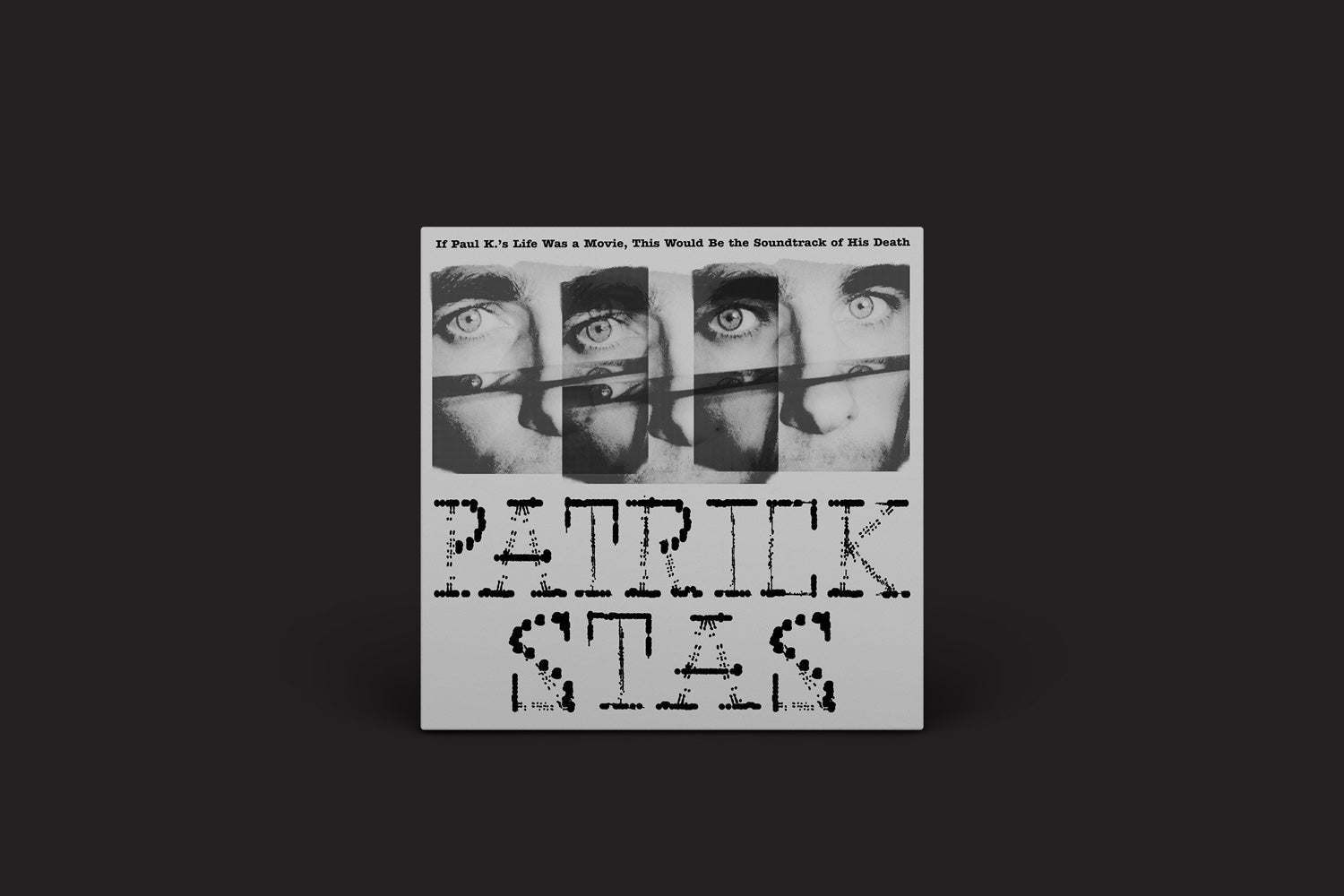 A capa quadrada de um álbum mostra três rostos sobrepostos em tons de cinza com olhos intensos, obscurecidos por barras pretas. O texto em negrito e desgastado abaixo diz "Patrick Stas: Se a vida de Paul K. fosse um filme, esta seria a trilha sonora de sua morte", de Stroom.