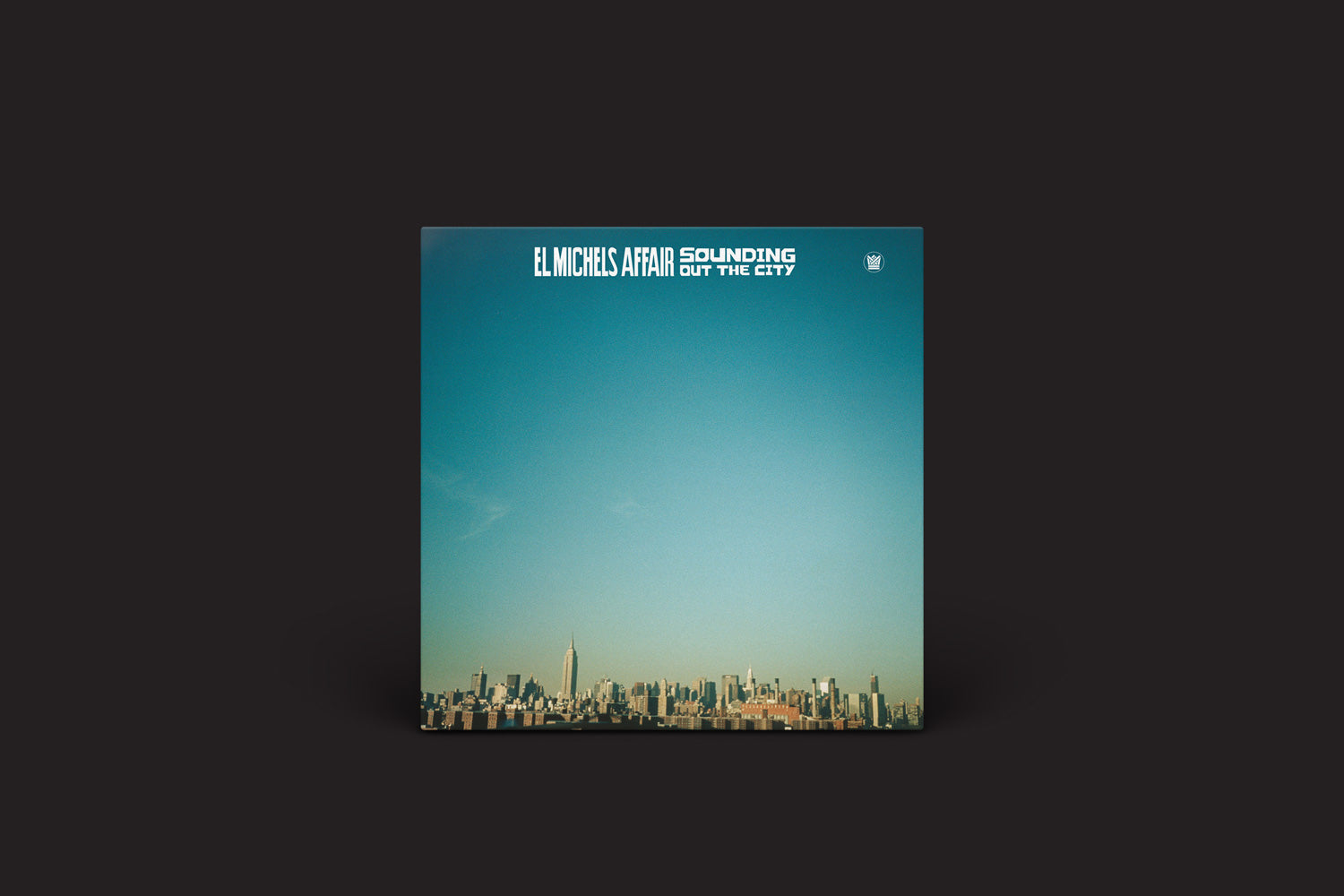 A capa do álbum "Sounding Out The City", do El Michels Affair, lançado pela Big Crown Records, apresenta uma silhueta do horizonte da cidade contra um céu azul com o título em negrito no topo, adicionando uma vibe de cena soul retrô ao fundo preto.