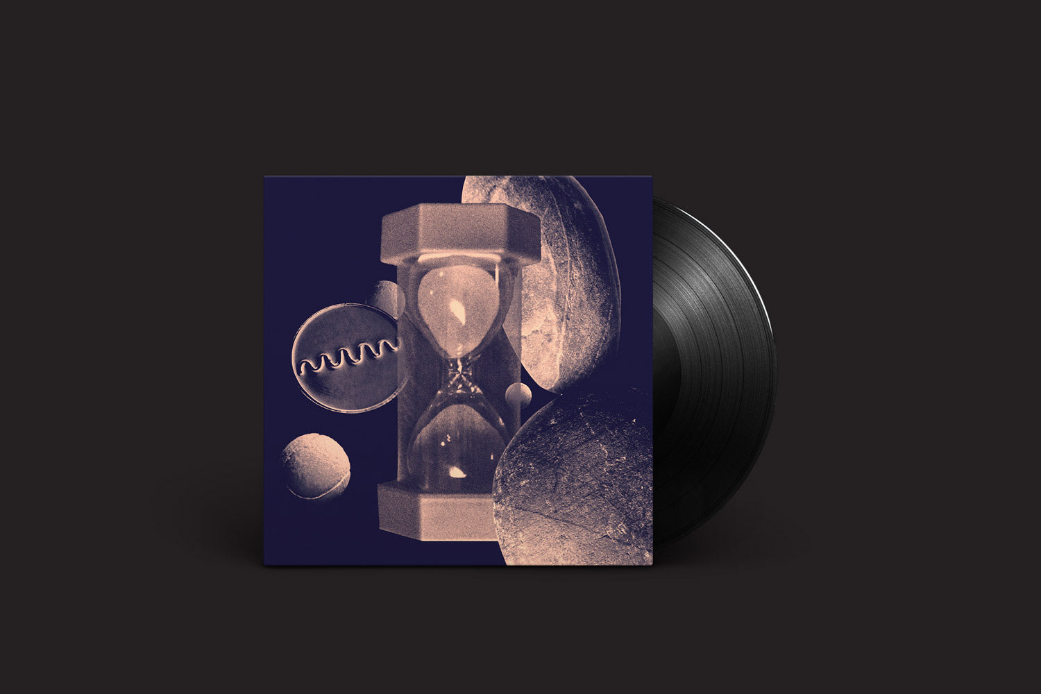 Um vinil desliza da capa, exibindo ampulhetas surreais, esferas e formas onduladas em um fundo escuro, ecoando minimalismo e improvisação em Melos Kalpa: s/t, o álbum de estreia do Hands in the Dark.