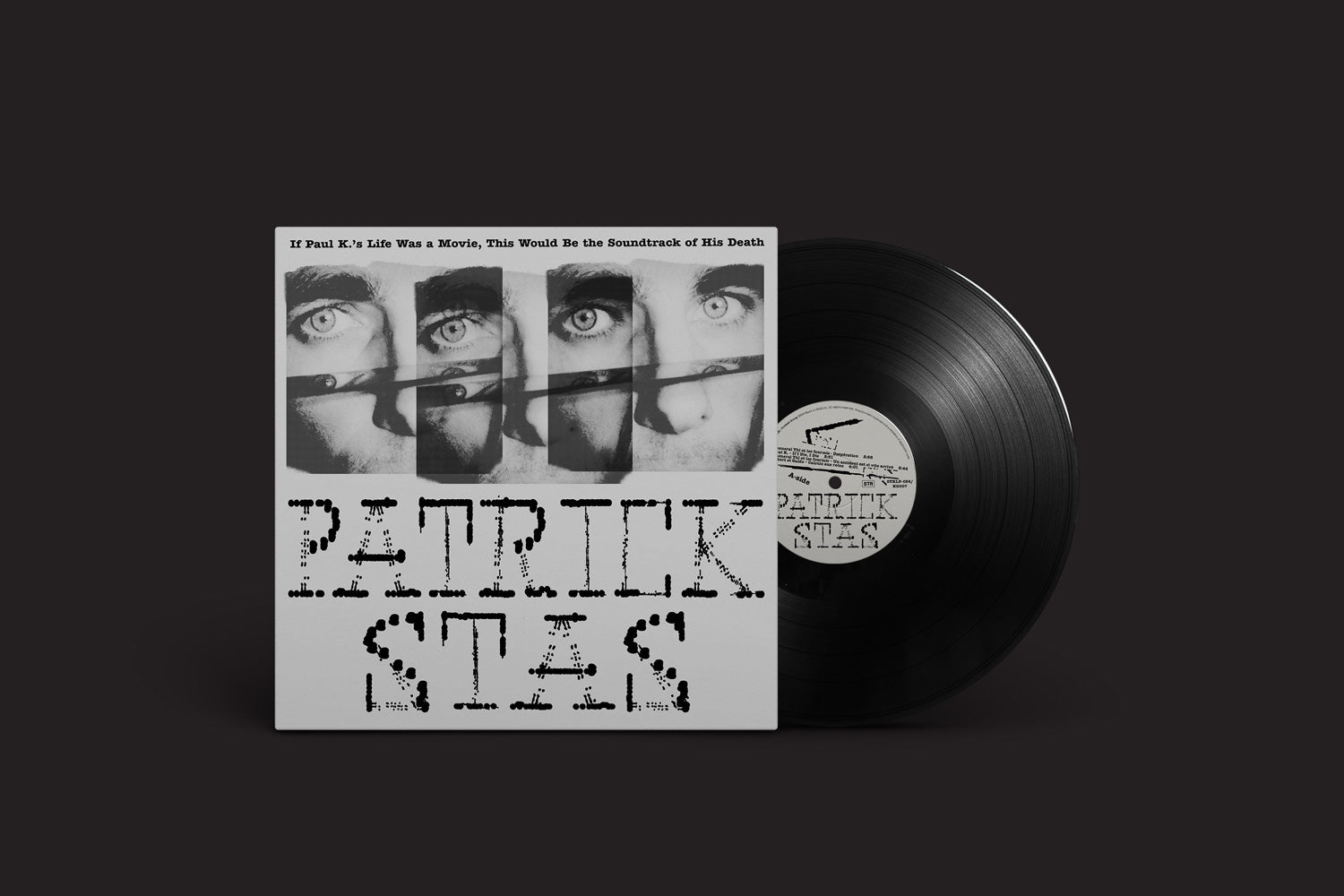 Um disco de vinil e sua capa sobre um fundo escuro. A capa mostra closes em tons de cinza dos olhos e da boca, com PATRICK STAS em negrito — "Patrick Stas: Se a vida de Paul K. fosse um filme, esta seria a trilha sonora de sua morte", de Stroom.