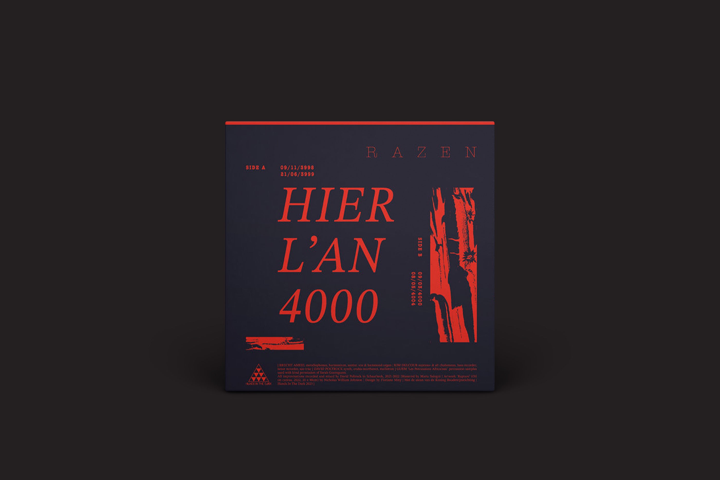 O álbum "Razen: Hier l’An 4000", do Hands in the Dark, apresenta uma capa escura com texto vermelho em negrito e gráficos abstratos sobre fundo preto, capturando a música futura. Textos e símbolos menores são visíveis nas partes superior e inferior esquerda.
