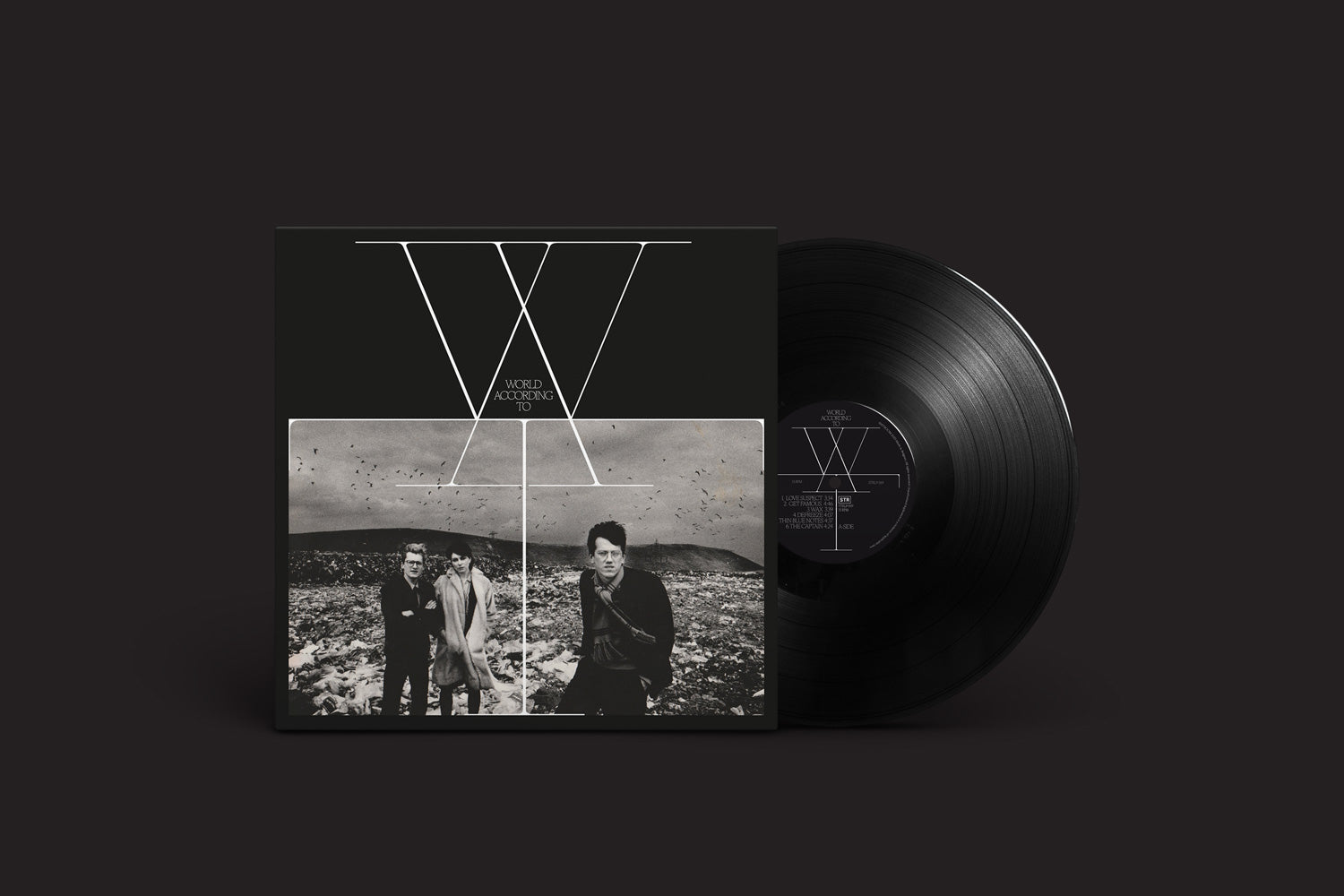 O lançamento da Stroom "W.A.T: World According To (Eindhoven 1983-1985)" traz um vinil e uma capa com uma foto em preto e branco de três pessoas em pedras, letras WX em negrito, texto World Motion e um fundo escuro para uma vibração punk original.