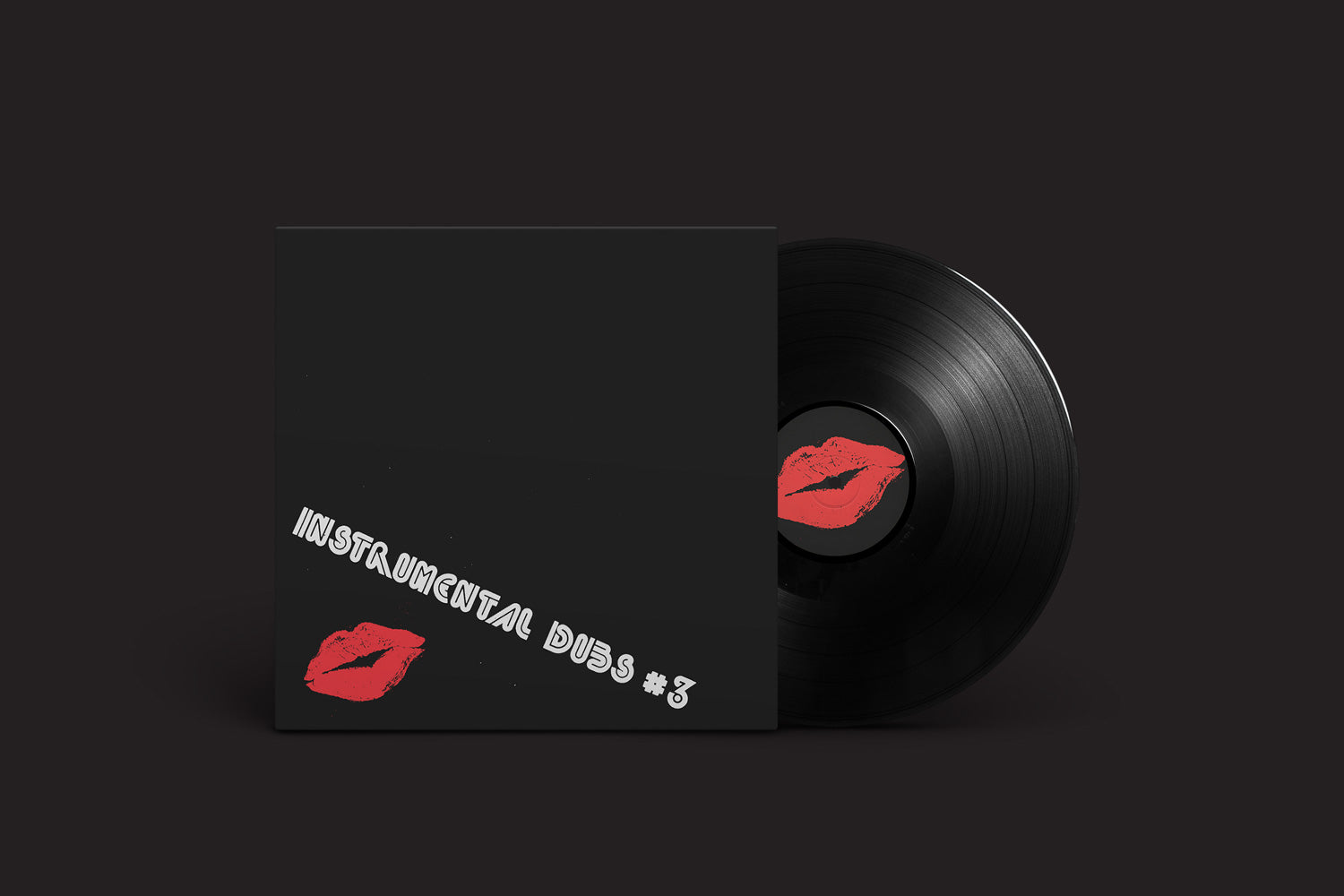 Um disco de vinil preto desliza de uma capa combinando, cada uma exibindo uma marca de beijo de batom vermelho. "INSTRUMENTAL DUBS #3: V/A" aparece em negrito e branco, sugerindo uma vibe de street soul do Reino Unido. Da Ilha de Jura.