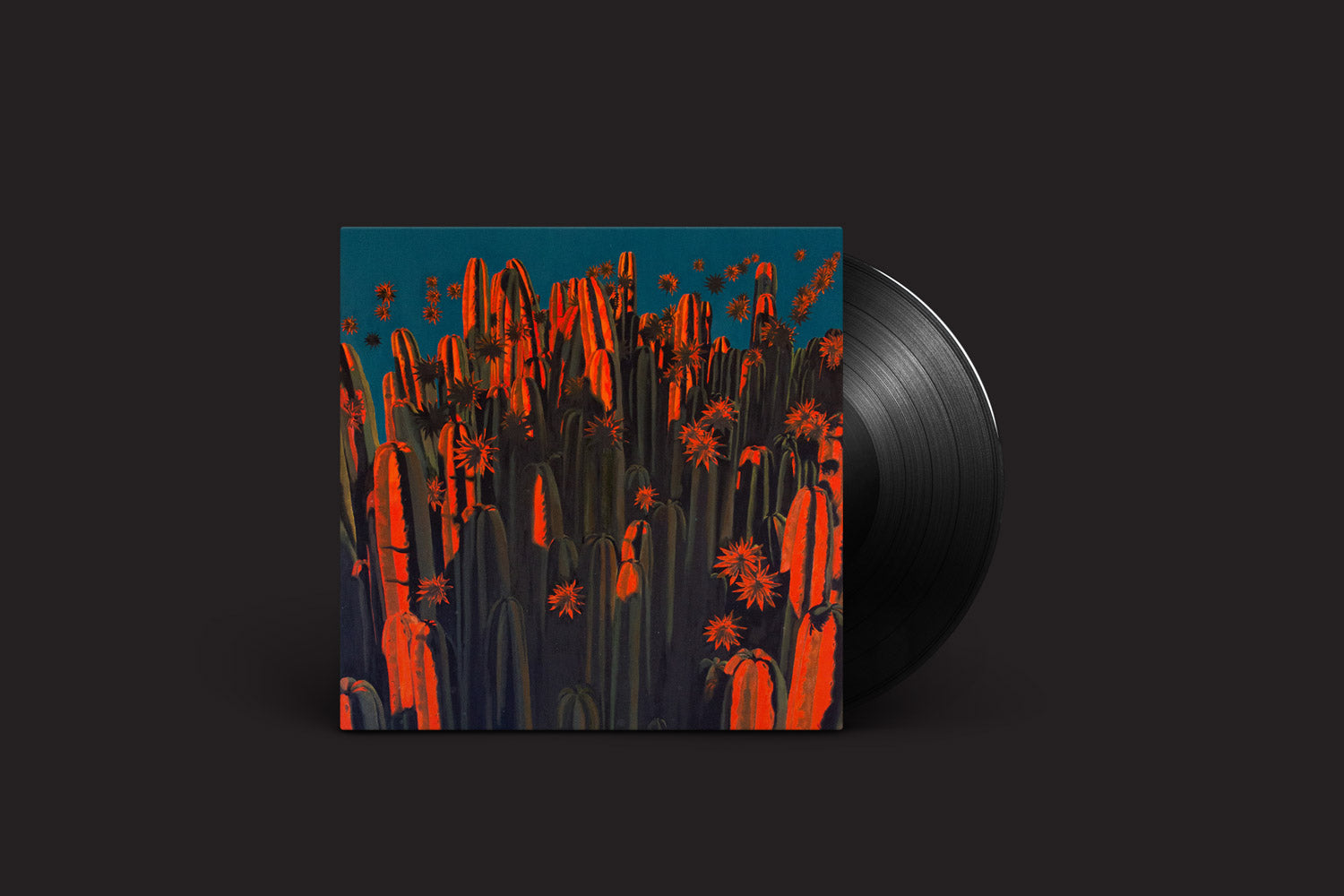 Um disco de vinil desliza da capa, que mostra cactos altos e abstratos com detalhes em laranja-avermelhado e flores em forma de estrelas, além do título "Razen: Hier l'An 4000", de Hands in the Dark, sobre um fundo azul escuro.