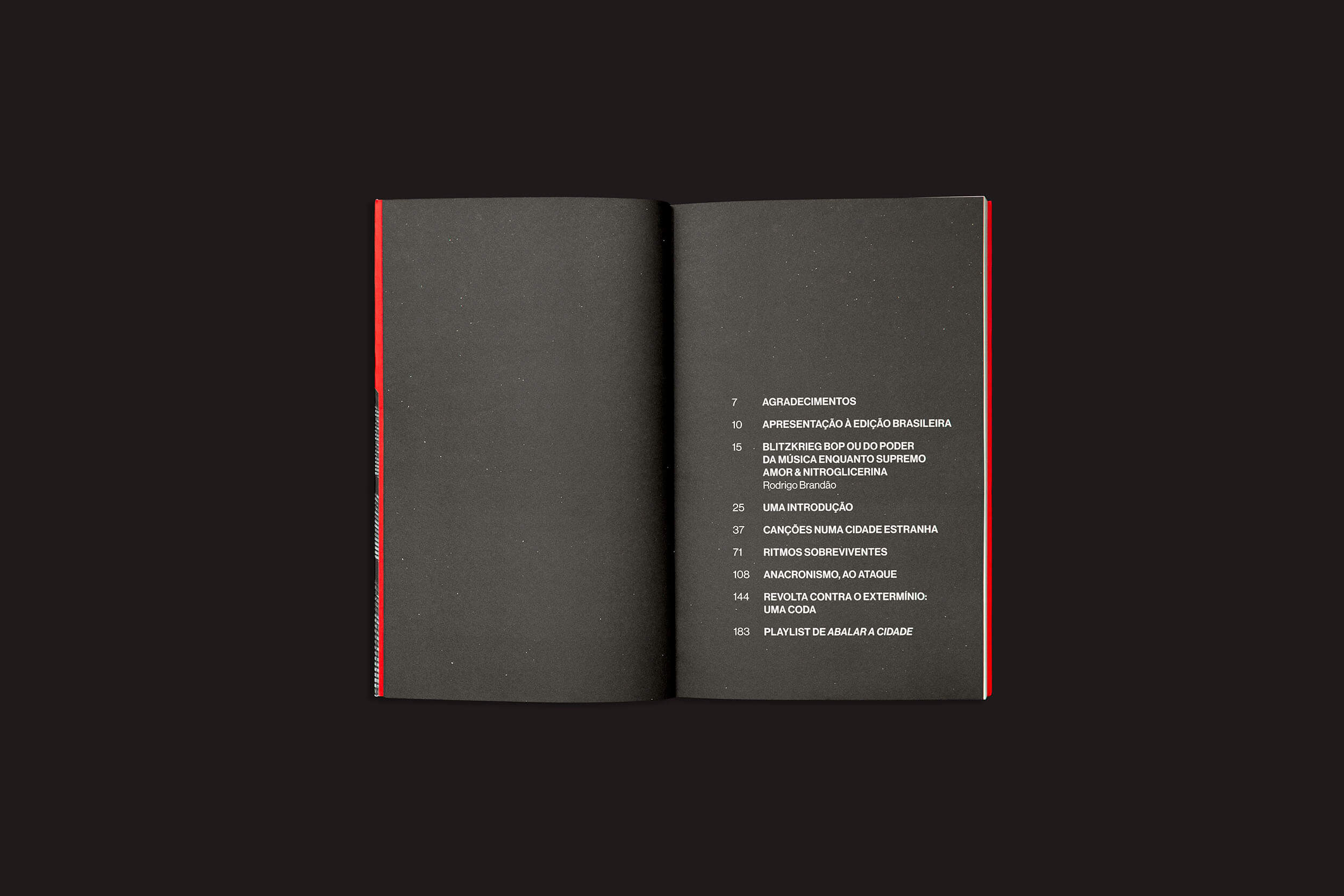 Um livro preto aberto em seu índice, com números de 1 a 8 em branco na página direita. O contraste gritante ecoa a dinâmica explorada em "Abalar a cidade – Música e capitalismo, espaço e tempo" de Alexander Billet sob sobinfluencia, mostrando o papel da criatividade na condução da mudança social.