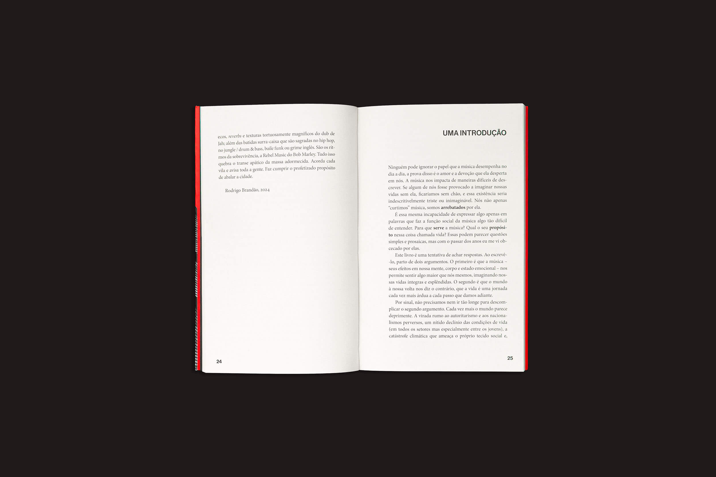 Contra um fundo escuro, um livro aberto exibe texto em português; a página esquerda está cortada. A página da direita revela “UMA INTRODUÇÃO” acima de um bloco de texto. Com sua lombada vermelha, "Abalar a cidade – Música e capitalismo, espaço e tempo", de Alexander Billet, de sobinfluencia, sugere temas de música e mudança social.