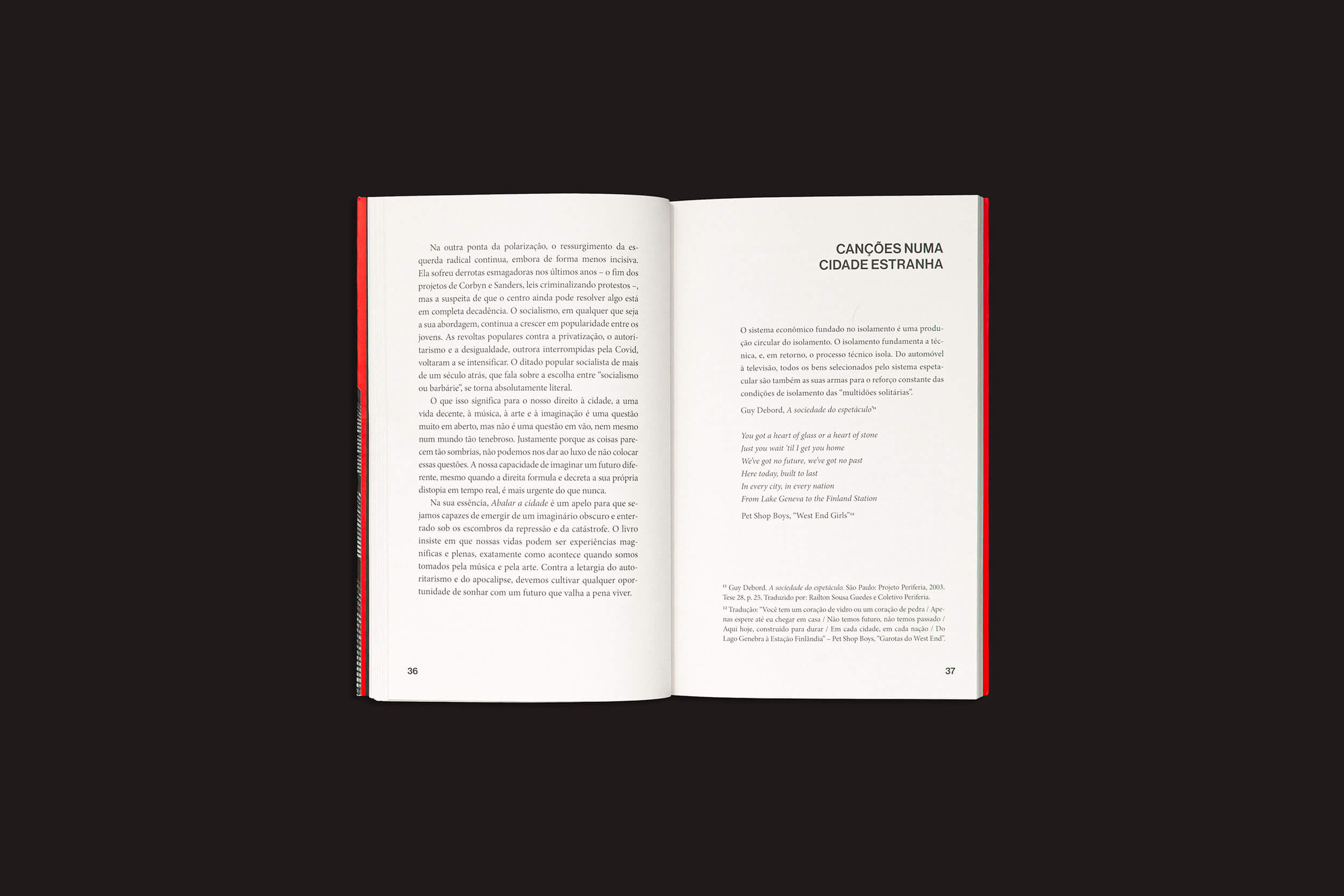 Um livro aberto sobre fundo escuro, com texto em português. A página da esquerda mostra um bloco de texto, enquanto a da direita, intitulada "Alexander Billet: Abalar a cidade – Música e capitalismo, espaço e tempo" de sobinfluencia, oferece parágrafos mais curtos e diálogos sobre música e mudança social em paisagens urbanas em mudança.