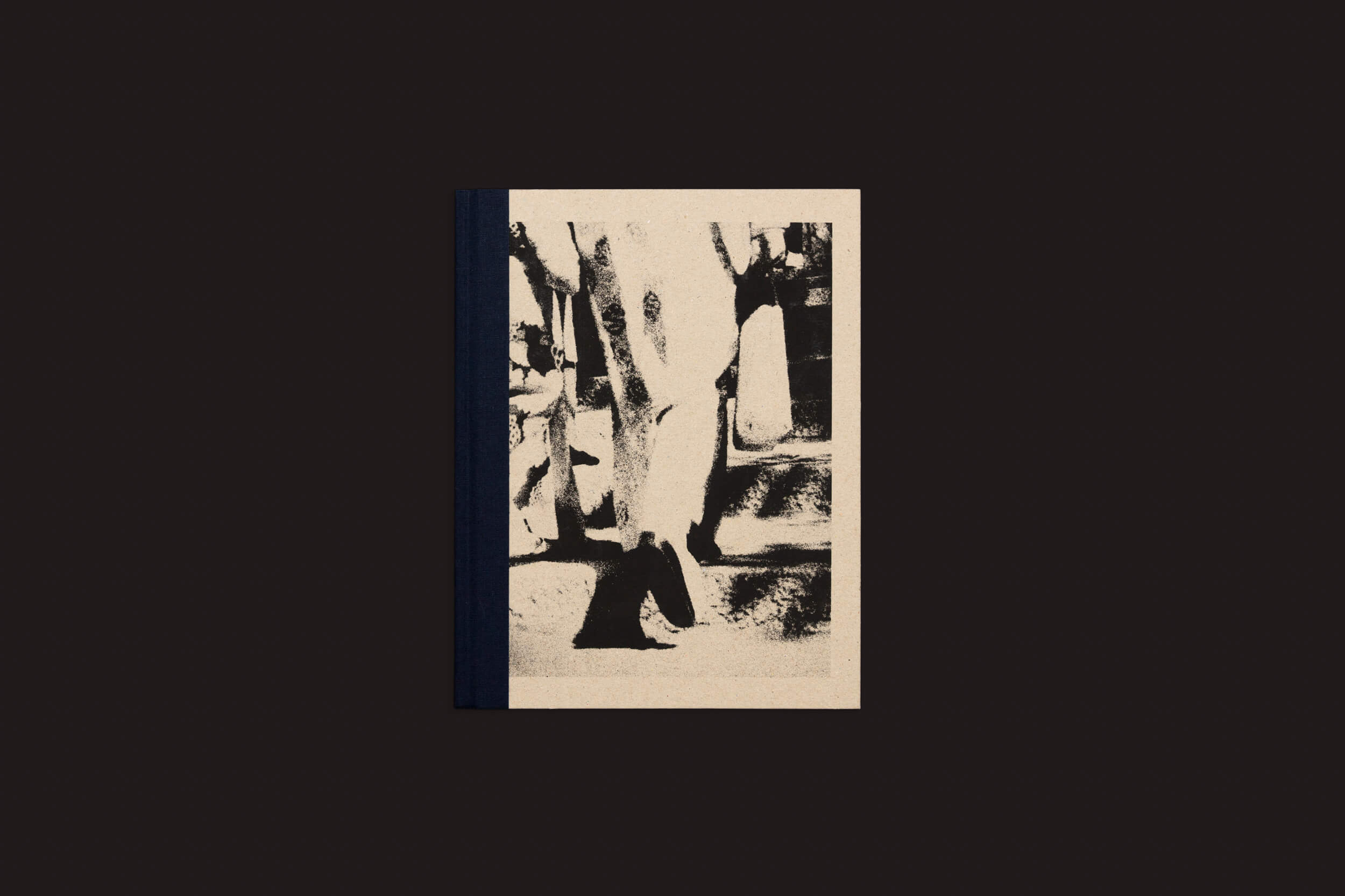 A capa de Ainda há um longo caminho até minha casa de Layla Motta do Selo Turvo apresenta lombada preta e fundo escuro com desenho abstrato monocromático inspirado em troncos de árvores, capturando as paisagens serenas do Japão e evocando uma viagem emocional.