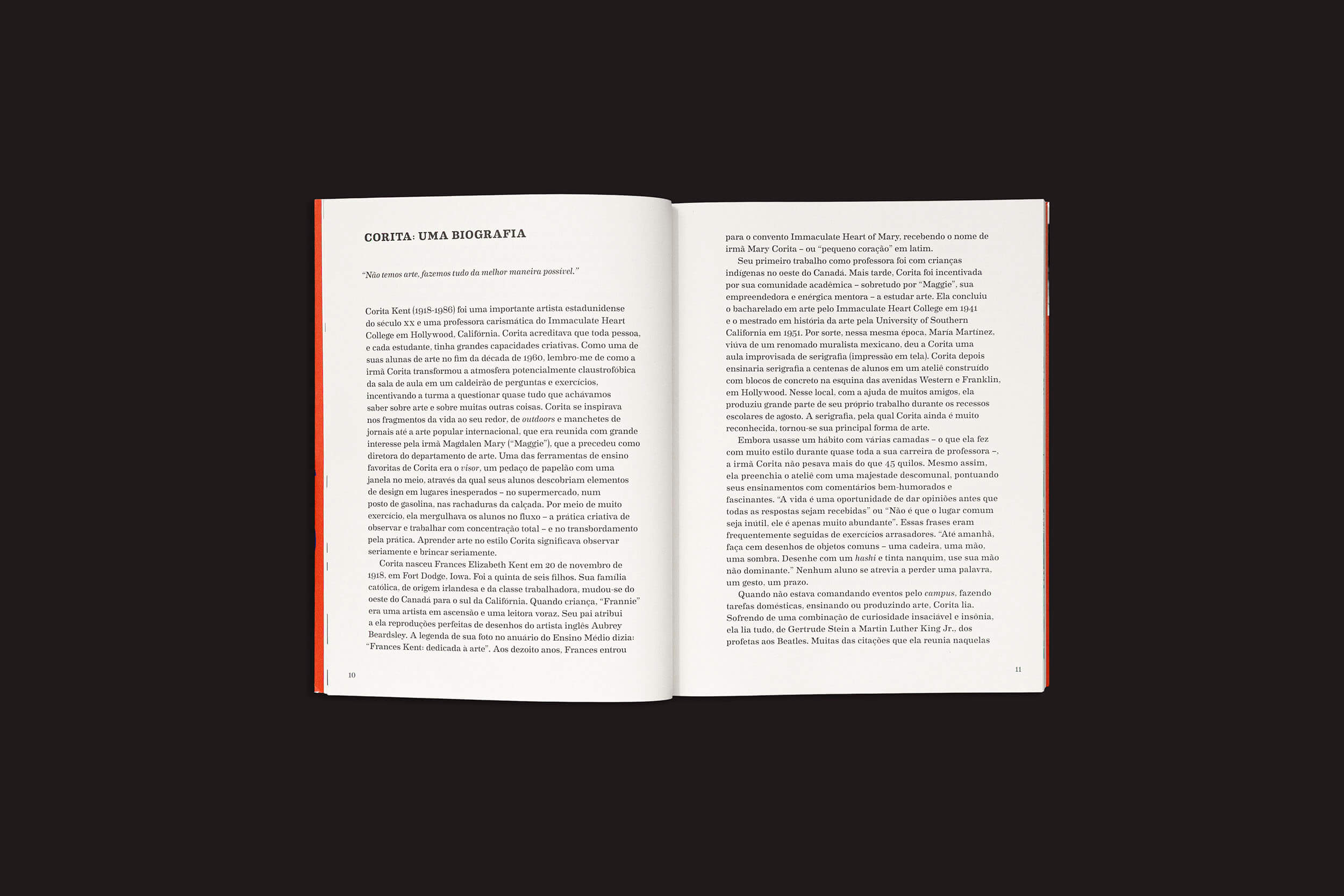 Um livro aberto contra um fundo preto exibe duas páginas de texto. A página da esquerda começa com "Corte: Una Biografía", refletindo o espírito criativo de Corita Kent. A página da direita continua o conto dentro de um interior branco e borda esquerda vermelha em negrito, apresentando "Corita Kent: Aprender de coração", do Clube do Livro do Design.