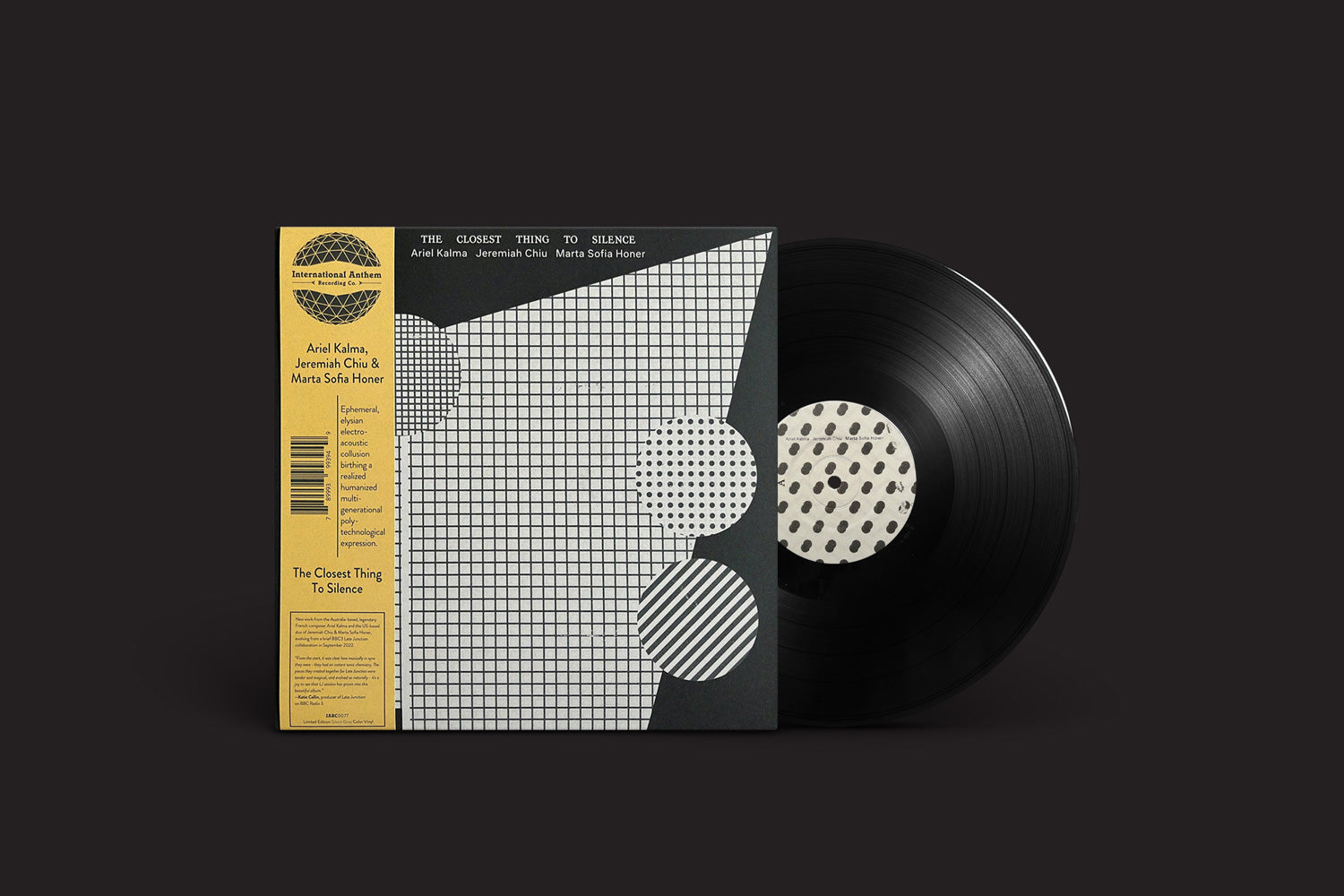 Um disco de vinil parcialmente fora da capa é apresentado contra um fundo escuro. A capa exibe uma grade geométrica preta e branca com círculos e linhas em negrito. Uma faixa amarela à esquerda contém texto, evocando a vibração eclética de "The Closest Thing to Silence" de Ariel Kalma, Jeremiah Chiu e Marta Sofia Honer.