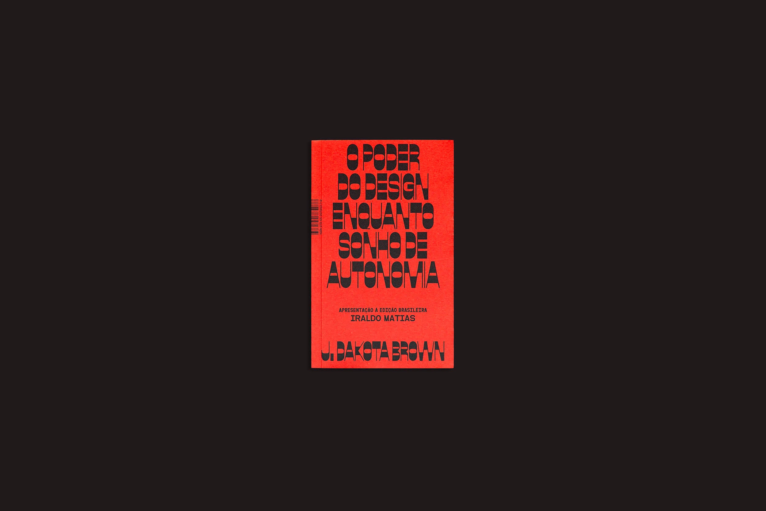 Automação e autonomia: dois ensaios sobre design" de J. Dakota Brown do Clube do Livro do Design, com capa em vermelho vivo e texto em negrito em preto, inclui introdução de Paulo Matias e oferece insights cativantes sobre a essência do design gráfico.