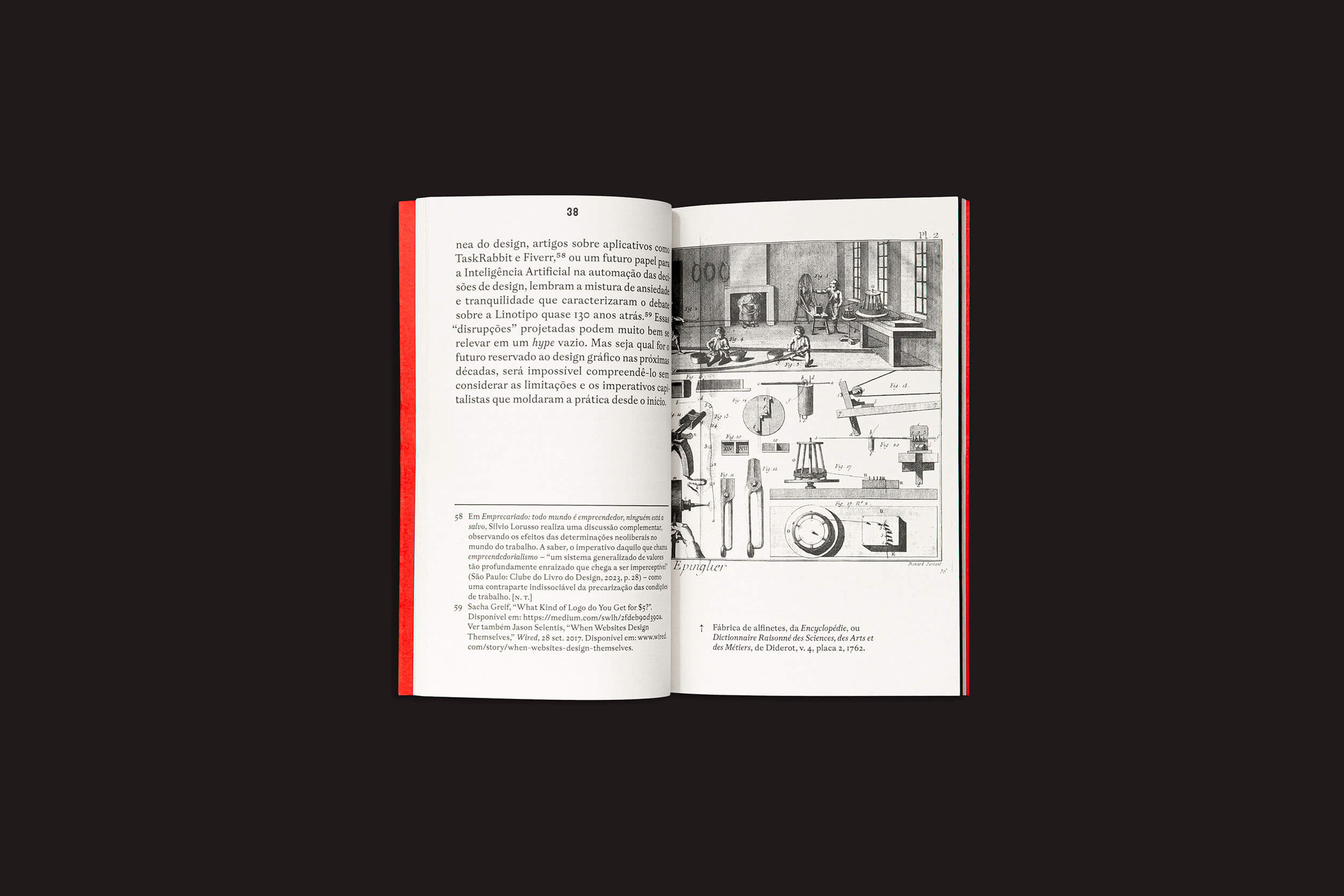 O livro aberto, "J. Dakota Brown: Automação e autonomia: dois ensaios sobre design" do Clube do Livro do Design, traz capa vermelha apoiada sobre fundo escuro. A página esquerda mostra texto, enquanto a direita mostra uma ilustração em escala de cinza de equipamentos científicos antigos.