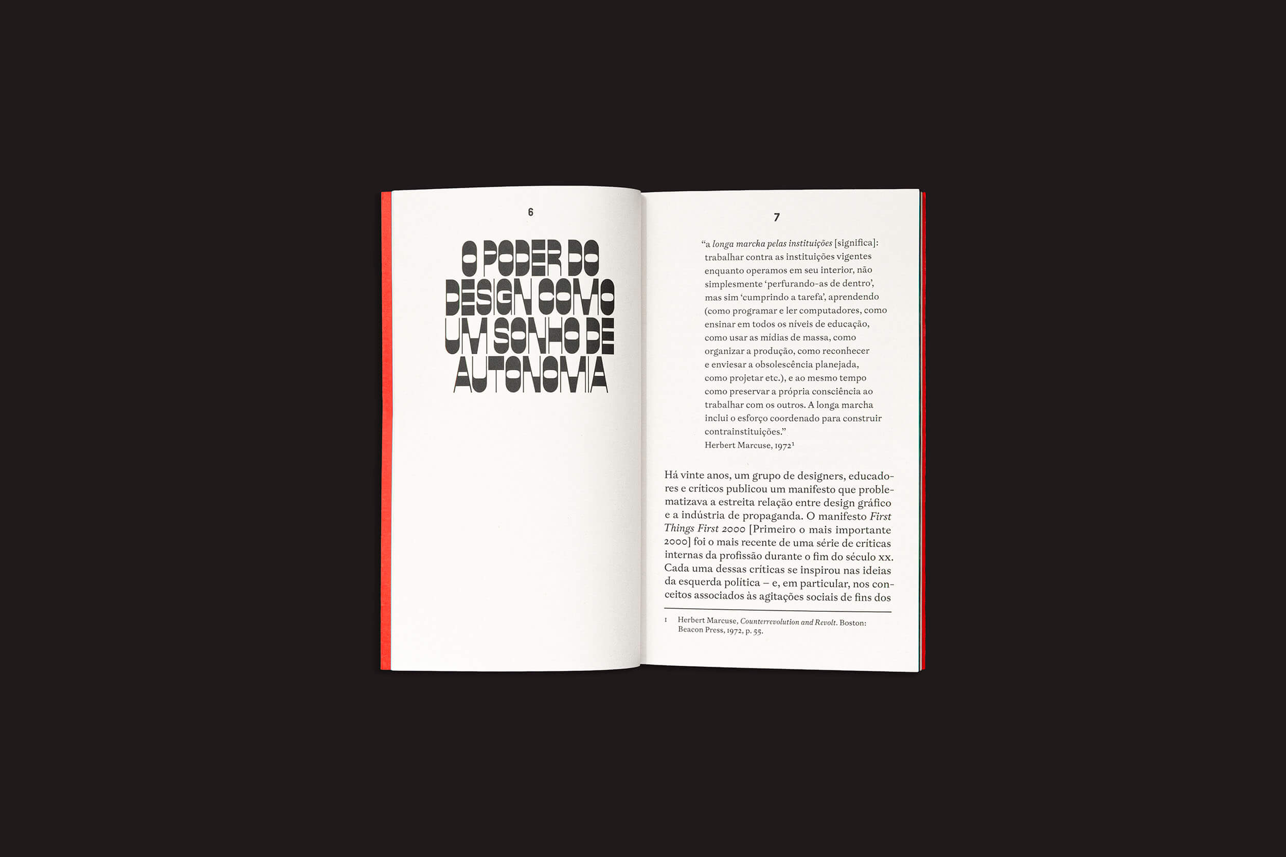 Um livro aberto intitulado "J. Dakota Brown: Automação e autonomia: dois ensaios sobre design" do Clube do Livro do Design apresenta uma capa preta em um fundo escuro. A página da esquerda tem texto preto em negrito com efeitos de sombra, encapsulando a história do design, enquanto a da direita exibe texto regular. Tem uma lombada vermelha e páginas off-white.