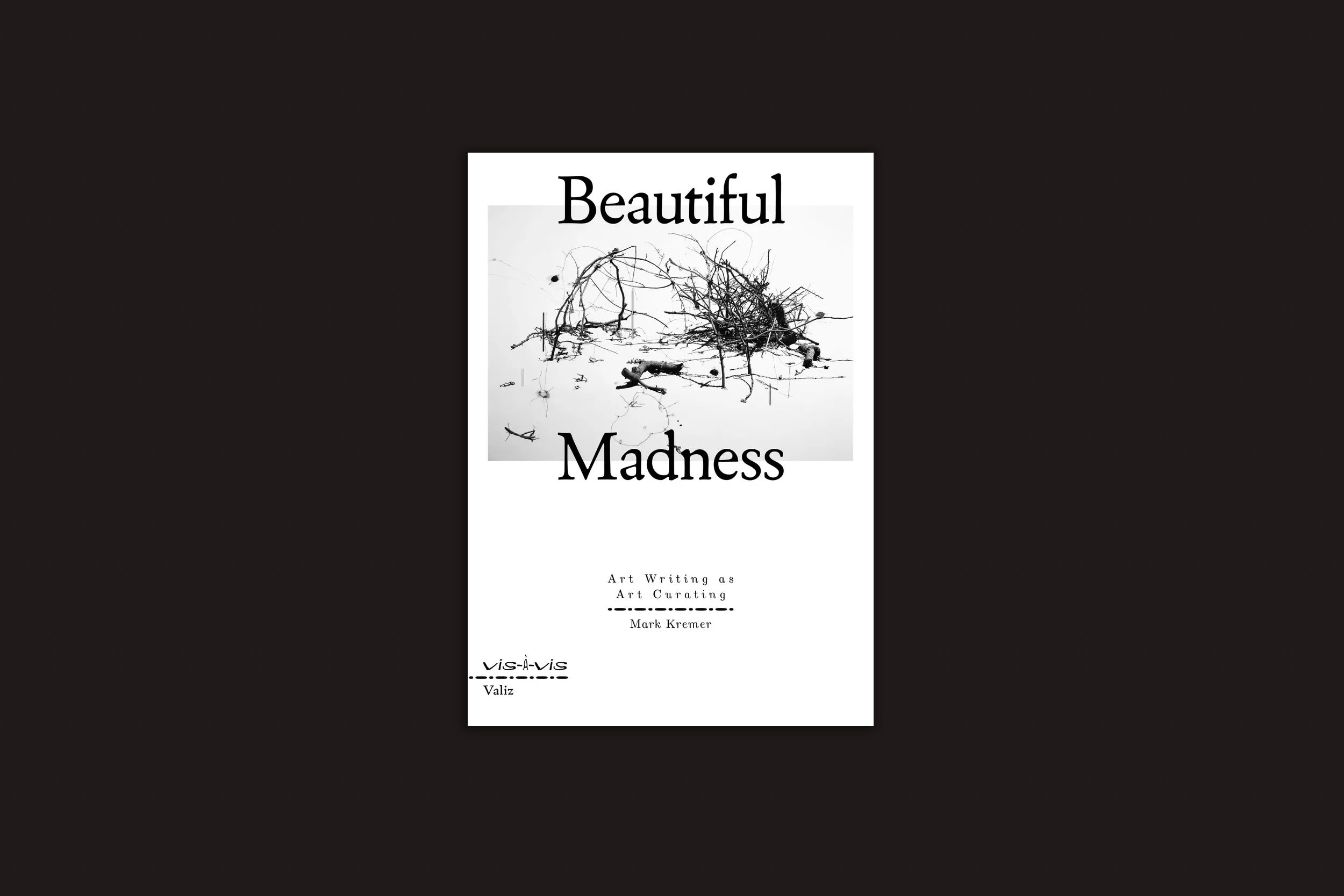 A capa de Beautiful Madness - Art Writing as Art Curating de Mark Kremer (Valiz) apresenta um desenho abstrato em tinta preta e o subtítulo, destacando escrita sobre arte em um fundo branco nítido.