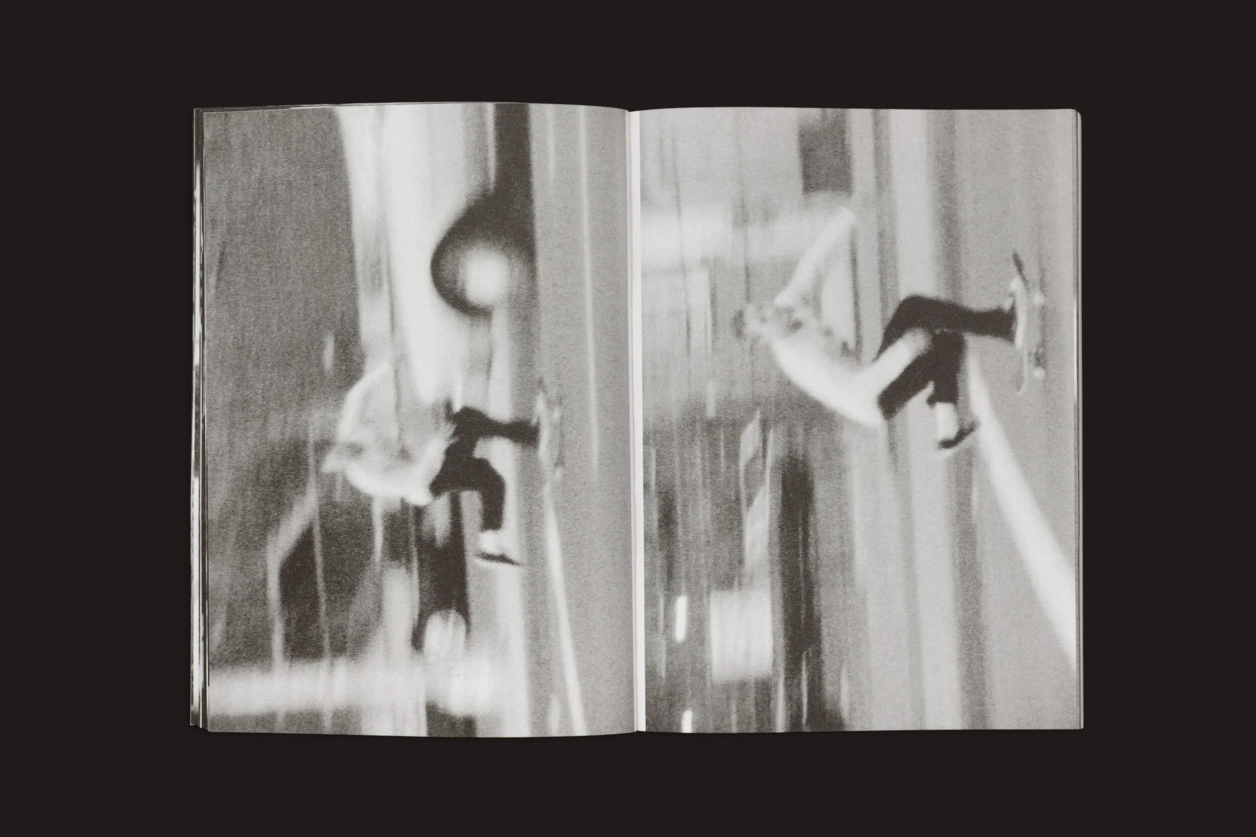 Um livro aberto, Ari Marcopoulos: Beware, da Roma Publications, mostra uma imagem em preto e branco de um skatista voando no ar em uma movimentada rua de Nova York. Capturando o estilo icônico de Marcopoulos, estruturas urbanas aparecem ao fundo, imortalizando os truques ousados dos skatistas em Nova York.