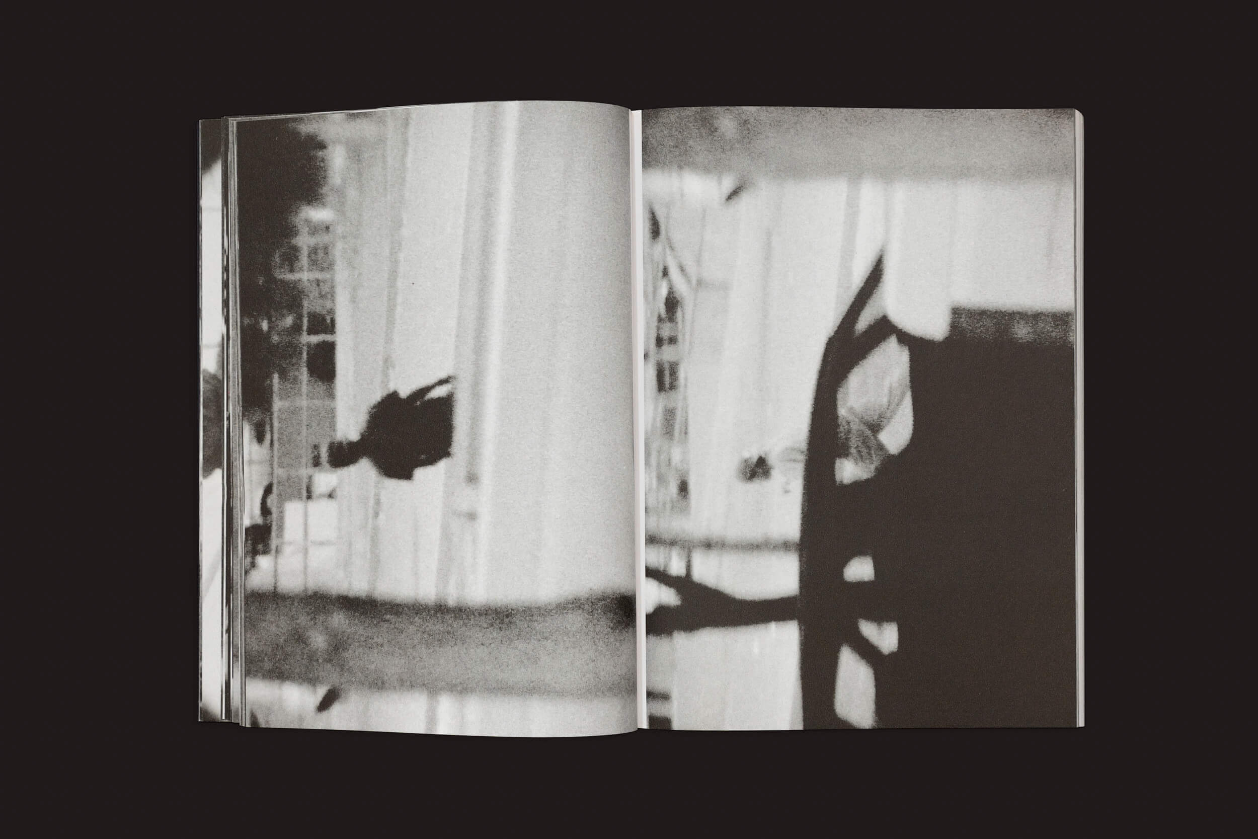 O livro Ari Marcopoulos: Beware, da Roma Publications, apresenta uma página aberta com uma foto abstrata em preto e branco, capturando silhuetas e sombras borradas de pessoas e estruturas contra um fundo claro, enfatizando a interpretação artística.