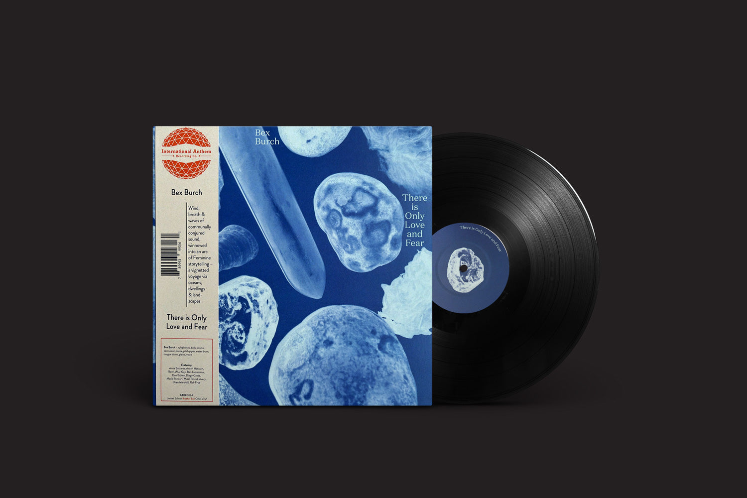 Um disco de vinil de Bex Burch, intitulado "There Is Only Love and Fear", emerge parcialmente de sua capa com imagens abstratas em tons de azul. A capa ecoa um tema de "minimalismo bagunçado", mostrando os títulos das músicas e o nome do artista em um fundo preto. Lançado pela International Anthem Recording Company.