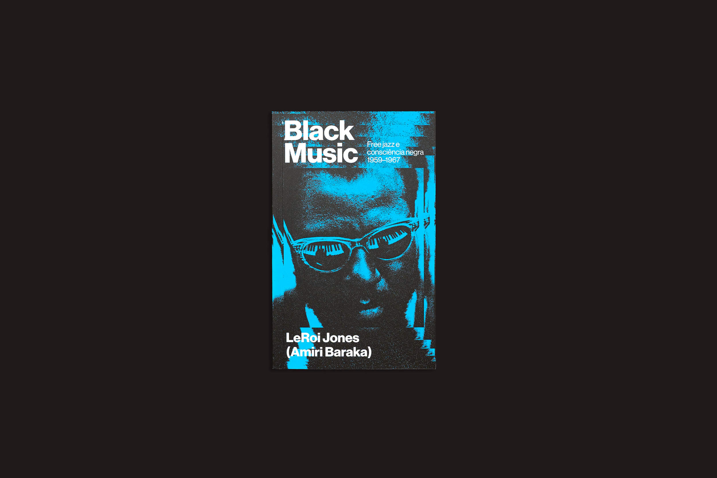 A capa de "LeRoi Jones (Amiri Baraka): Black Music – Free Jazz e Consciência Negra 1959–1967", de sobinfluencia, traz uma imagem em negrito, em azul e preto, de uma pessoa de óculos escuros e texto branco, refletindo a essência da cultura afro-estadunidense.