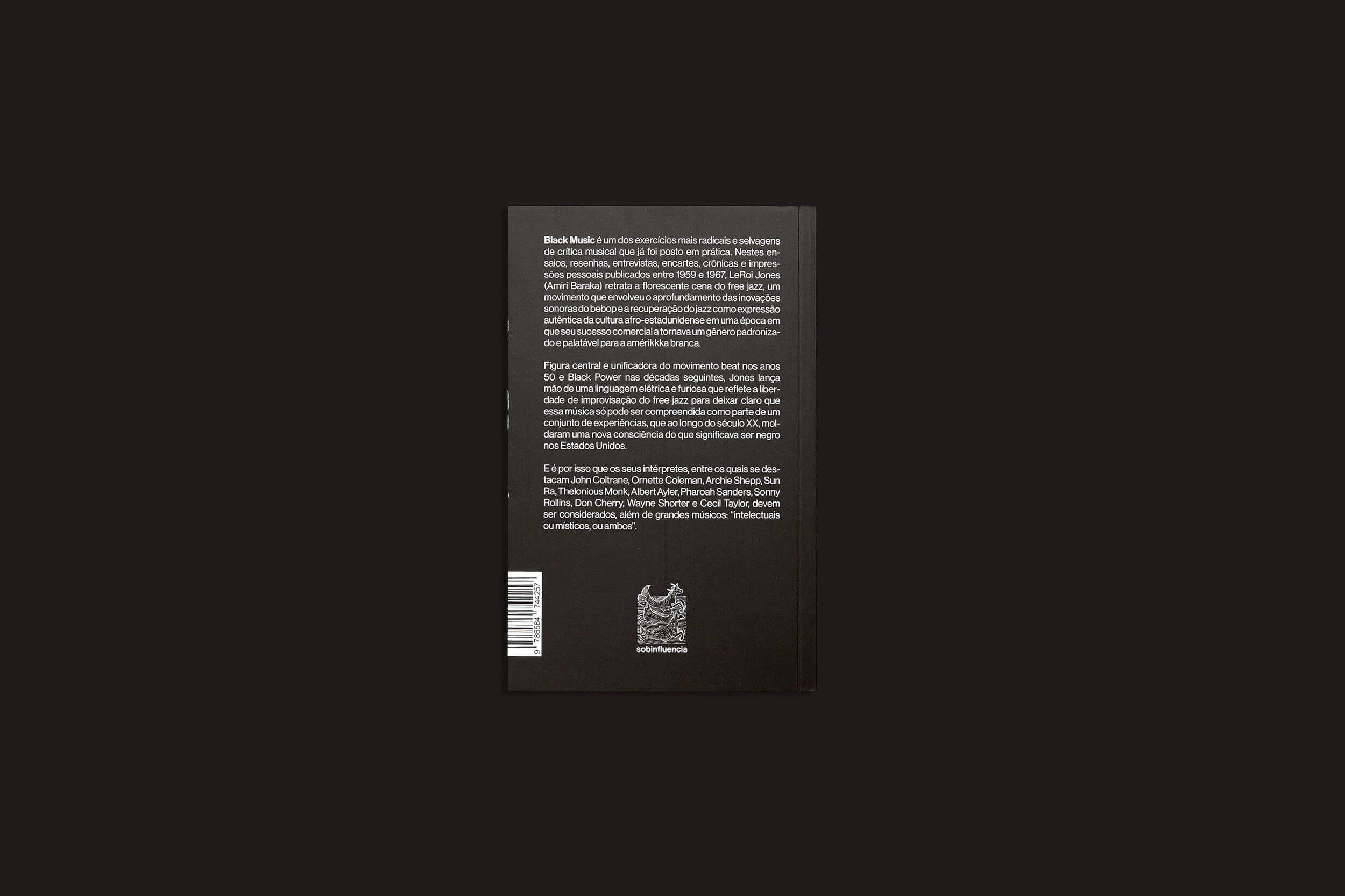 A imagem mostra a contracapa de "LeRoi Jones (Amiri Baraka): Black music – Free jazz e consciência negra 1959–1967" de sobinfluencia. Ela apresenta texto branco na parte superior, um código de barras na parte inferior esquerda e um emblema no centro, capturando a essência da cultura afro-estadunidense.