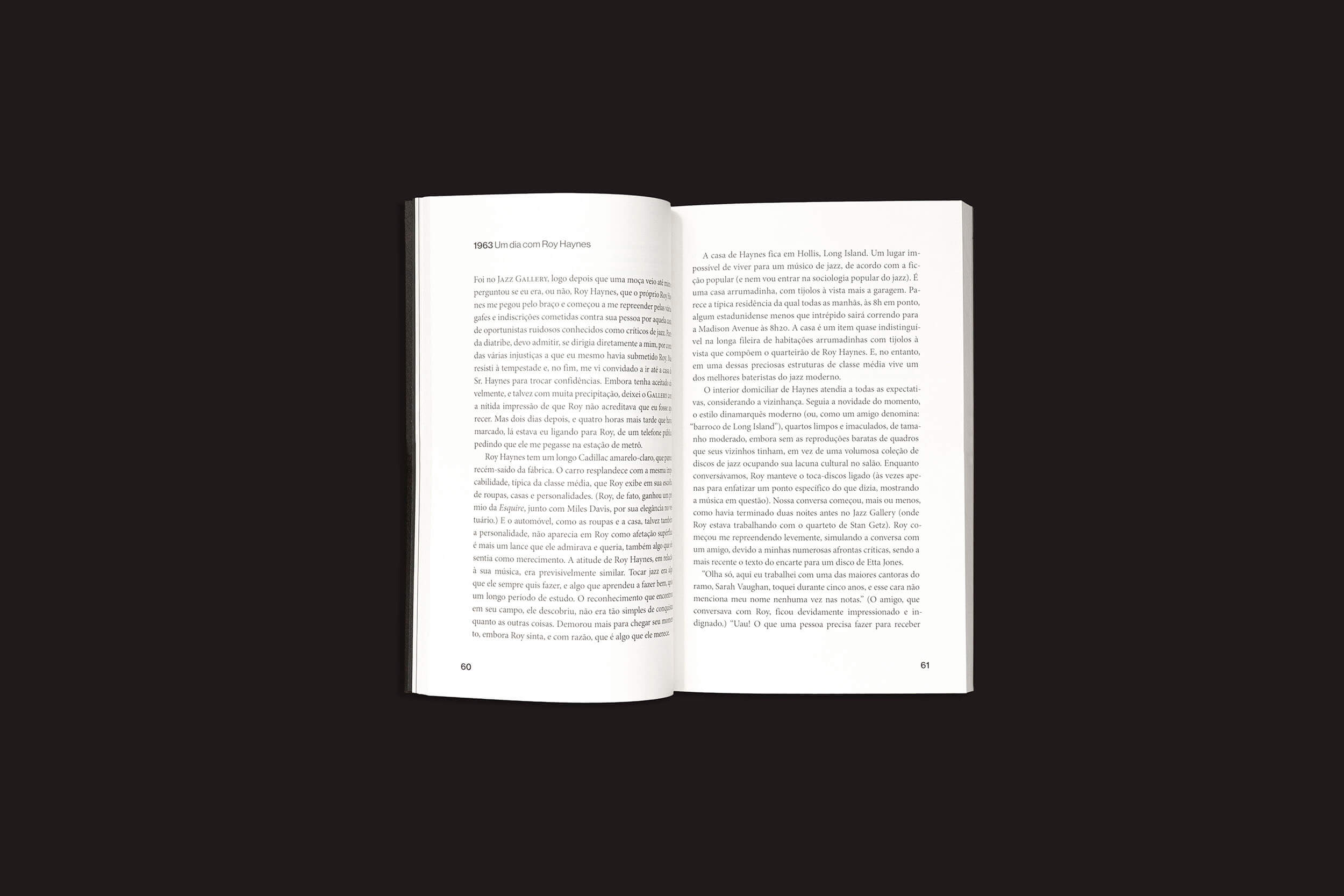 Um livro aberto contra um fundo preto mostra texto em uma língua estrangeira, com páginas 60 e 61 bem iluminadas, lembrando a paixão de Amiri Baraka pelo free jazz e pela cultura afro-americana; os parágrafos claramente impressos convidam à exploração. Produto: LeRoi Jones por sobinfluencia.