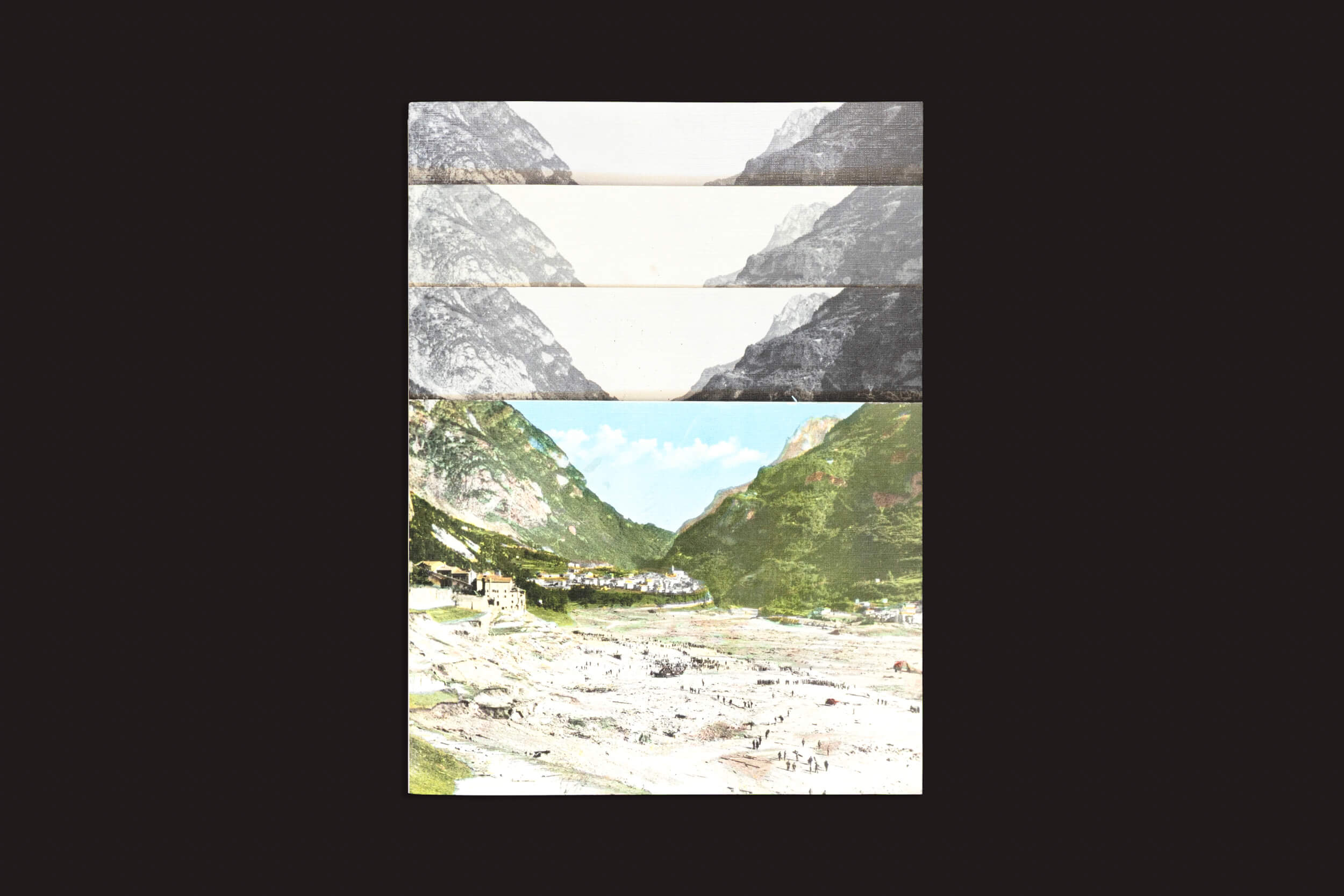 Uma série de quatro imagens de paisagens, mudando do preto e branco para a cor, evoca transformação em "CALAMITA/À – Uma investigação sobre a catástrofe de Vajont: v/a" da Fw:Books.