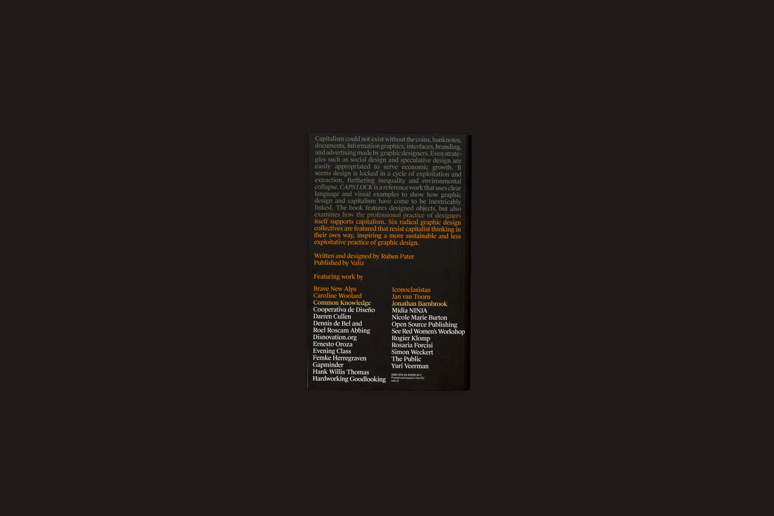 Uma página de Caps Lock - How Capitalism Took Hold of Graphic Design, and how to Escape from it de Ruben Pater se aprofunda na decadência, decadência e capitalismo, enriquecida pelo design gráfico. Ele lista os contribuidores enquanto integra práticas socialmente conscientes em sua narrativa convincente sobre as forças econômicas modernas.