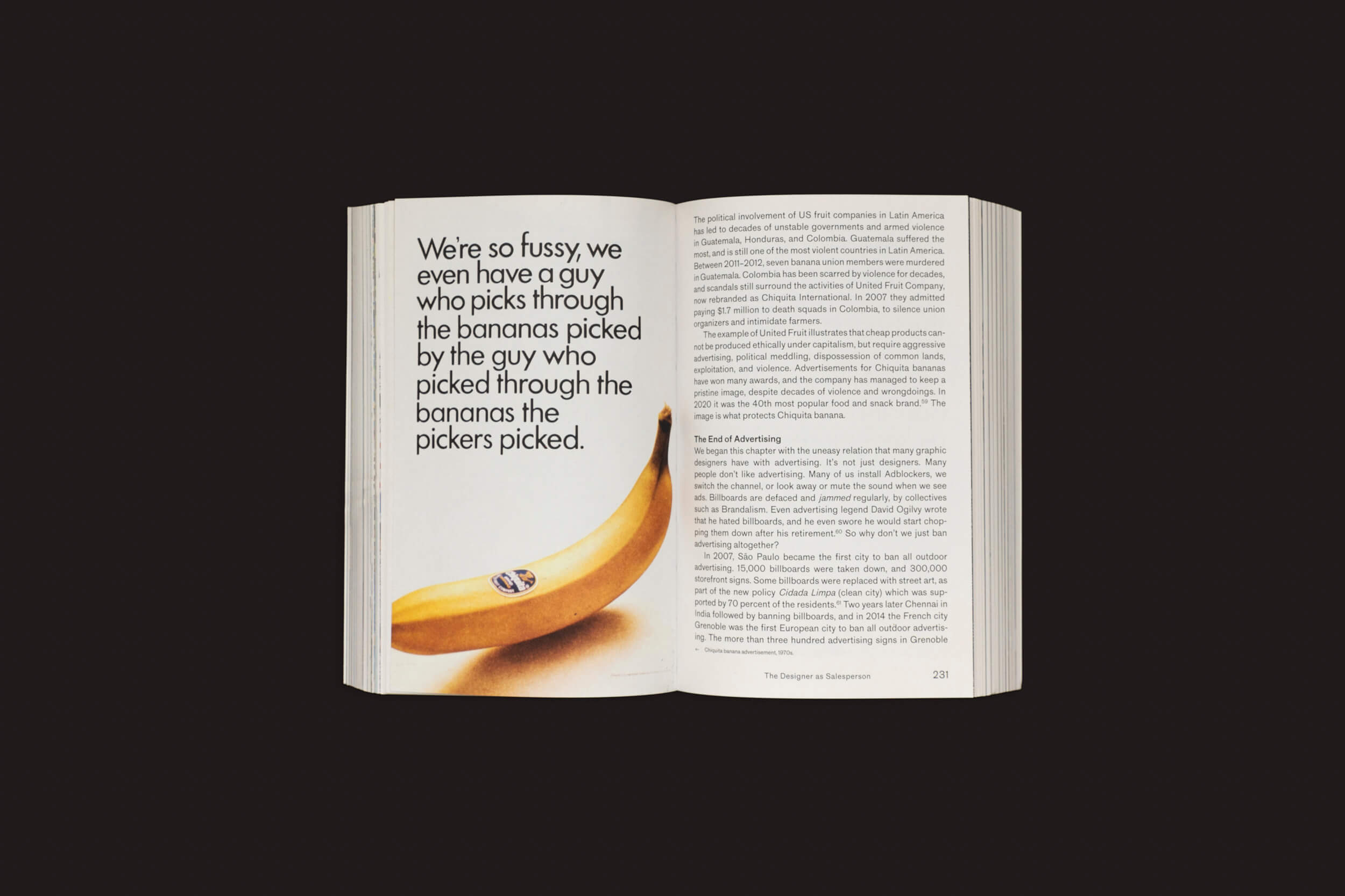 Um livro aberto revela na página esquerda uma imagem de banana com texto humorístico sobre um processo de coleta ecologicamente correto. A página direita apresenta blocos de texto sublinhados possivelmente discutindo tópicos semelhantes a Caps Lock: How Capitalism Took Hold of Graphic Design, and how to Escape from it de Ruben Pater, Valiz.