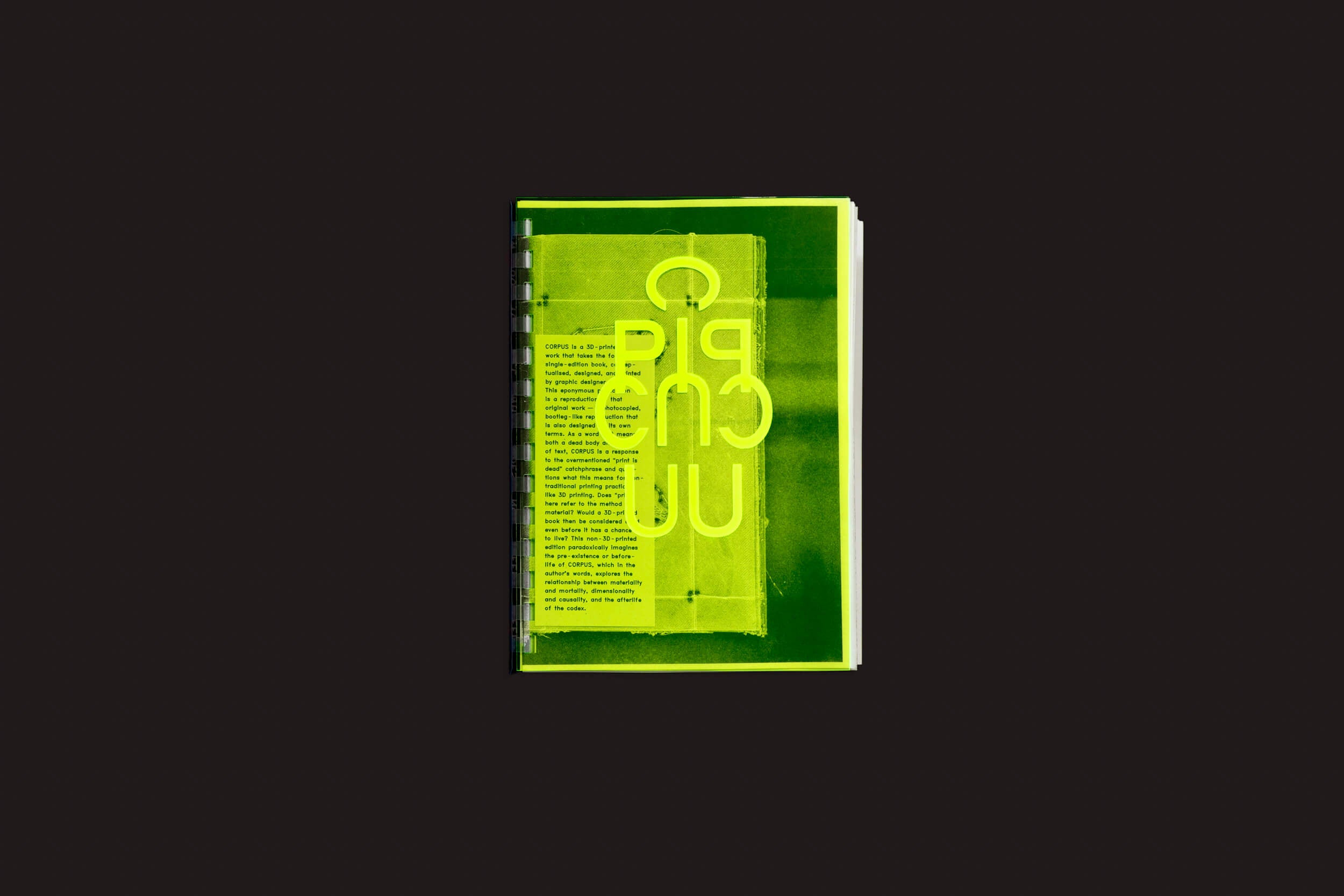 Intitulado Darius Ou: Corpus, este livro da Temporary Press ostenta um design gráfico de Darius Ou com uma capa verde-amarela brilhante em preto, com texto branco sobreposto. No interior, parágrafos de texto impresso refletem a criatividade de CORPUS.