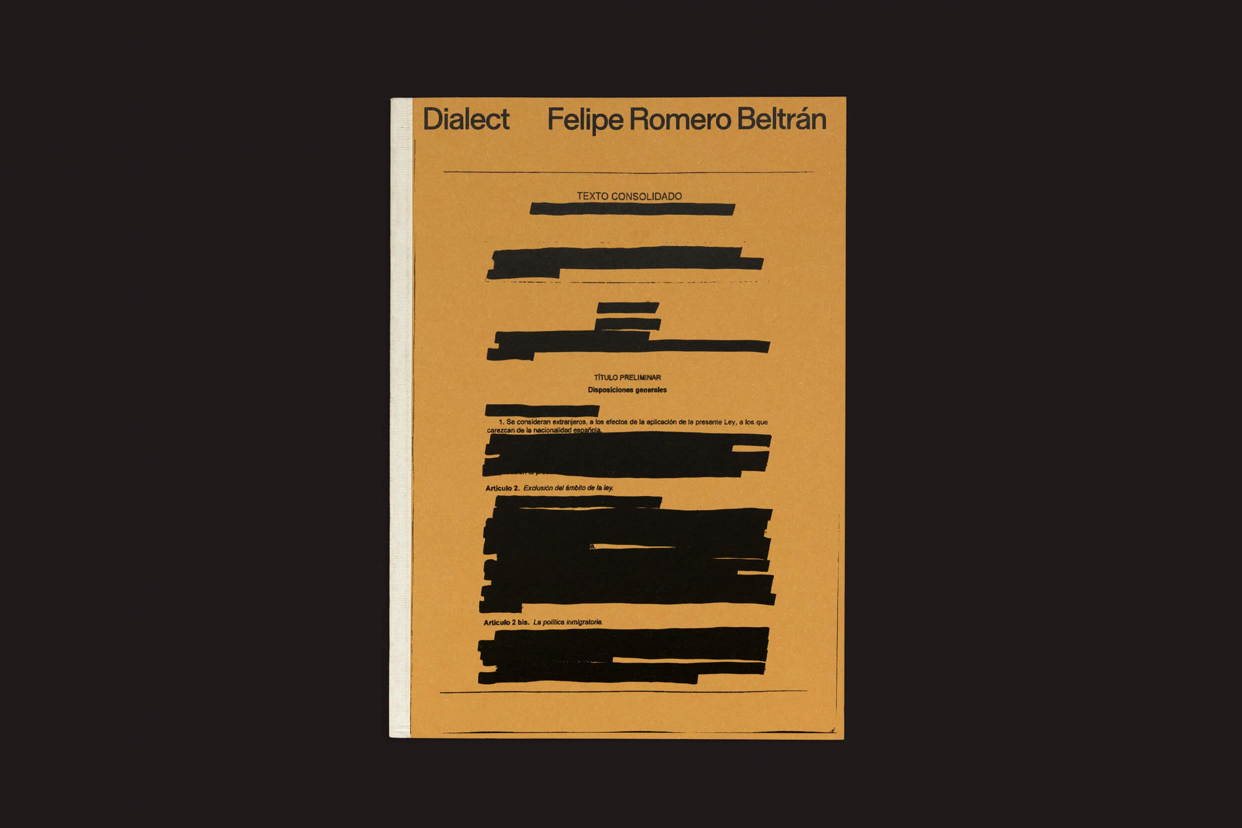 A capa do livro Felipe Romero Beltrán: Dialect da Loose Joints apresenta um design bege com grandes blocos de texto pretos redigidos, exibindo o título e o autor no topo. Há indícios de temas de violência estatal, com encadernação visível à esquerda contra um fundo escuro.