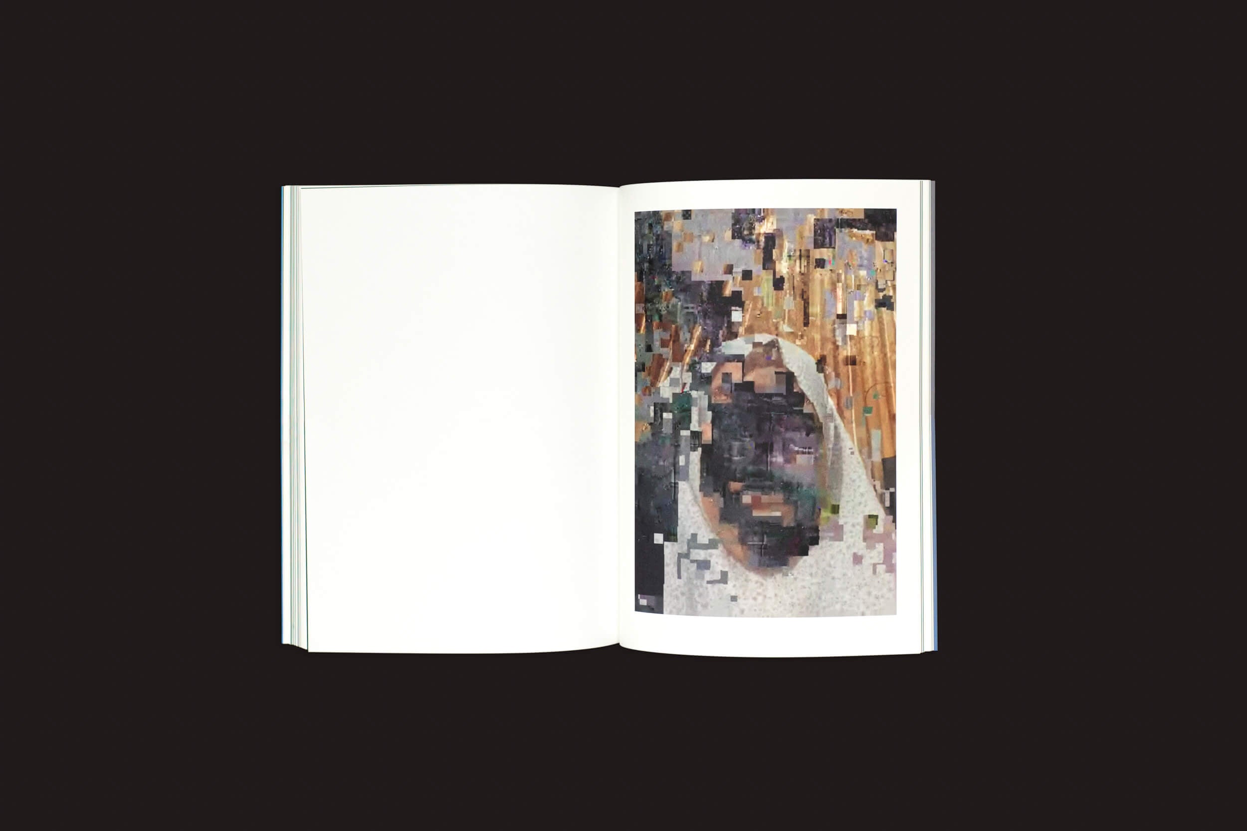 Em um fundo escuro, um livro aberto intitulado Taysir Batniji: Disruptions, de Loose Joints, revela uma imagem pixelada de detalhes indistintos e pequenos quadrados coloridos na página direita, enquanto a página esquerda está em branco, evocando o estilo abstrato de Batniji.