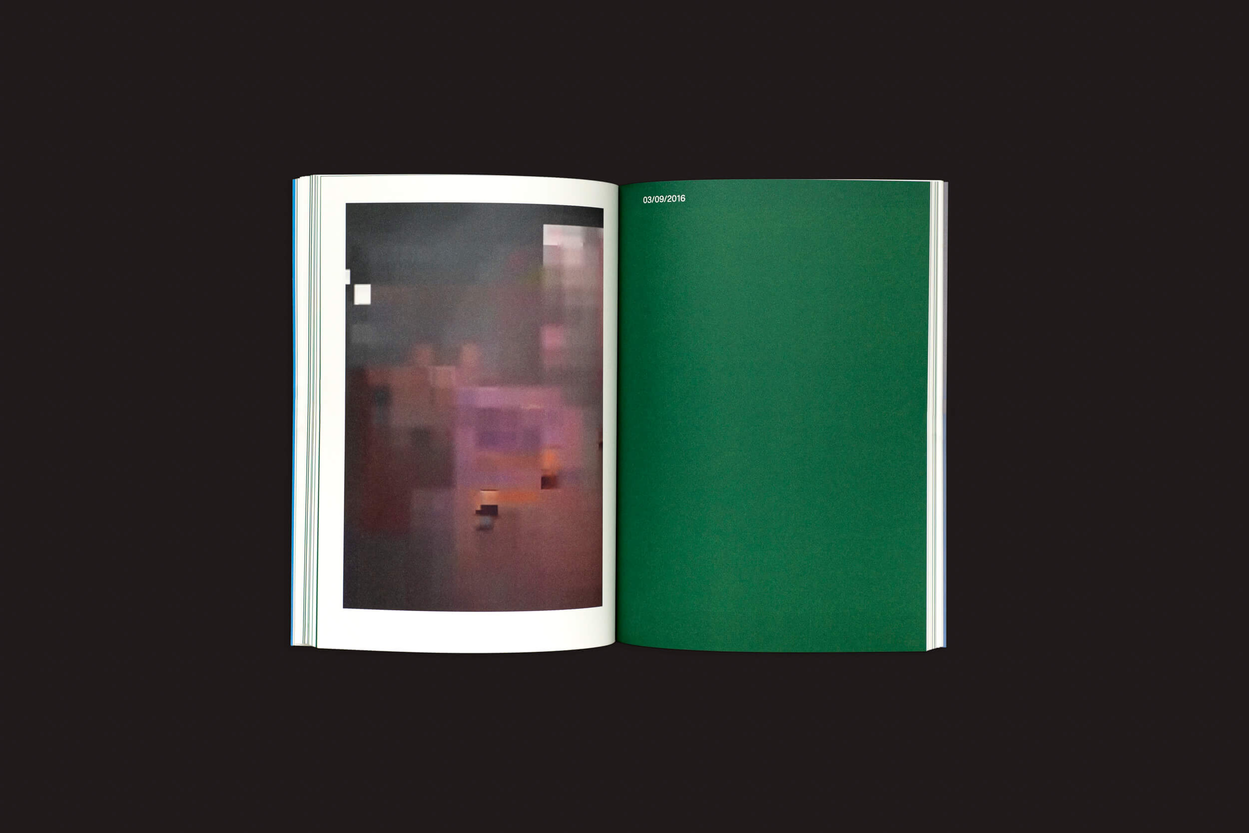 Um livro aberto da Loose Joints intitulado Taysir Batniji: Disruptions repousa sobre uma superfície escura. A página da esquerda mostra uma imagem borrada e pixelada que lembra o trabalho de Batniji, enquanto o lado direito é verde sólido com Slowdive escrito elegantemente no topo.