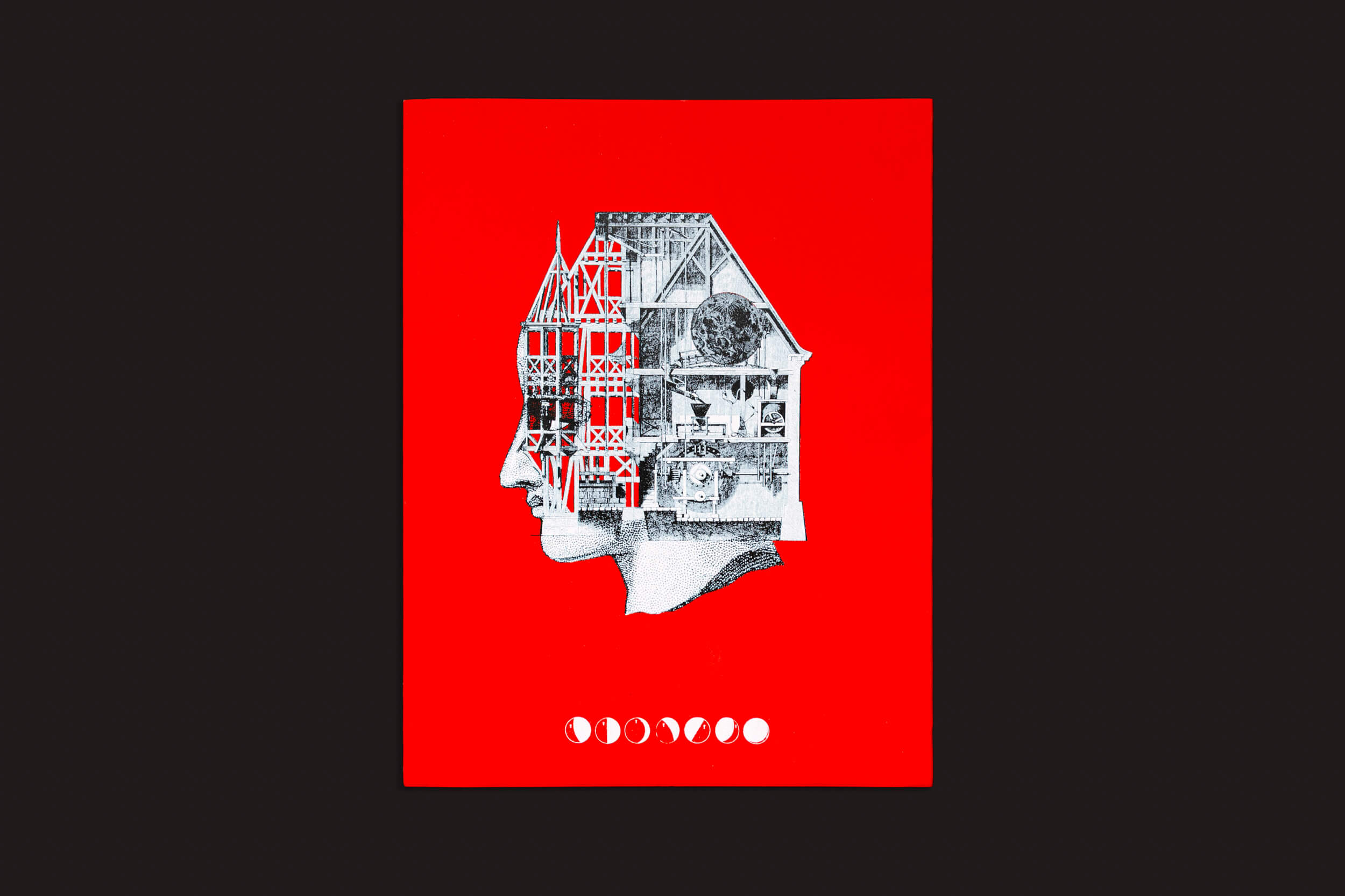 A silhueta de uma cabeça humana repleta de ilustrações de casas contra um fundo vermelho vibrante, com fases da lua abaixo, ecoa a fantasia de "Luas dos Sonhos", de Yurian Quintanas, ganhador do Nobel de Vazio. Esta cena captura o estilo cativante de sua fotografia.