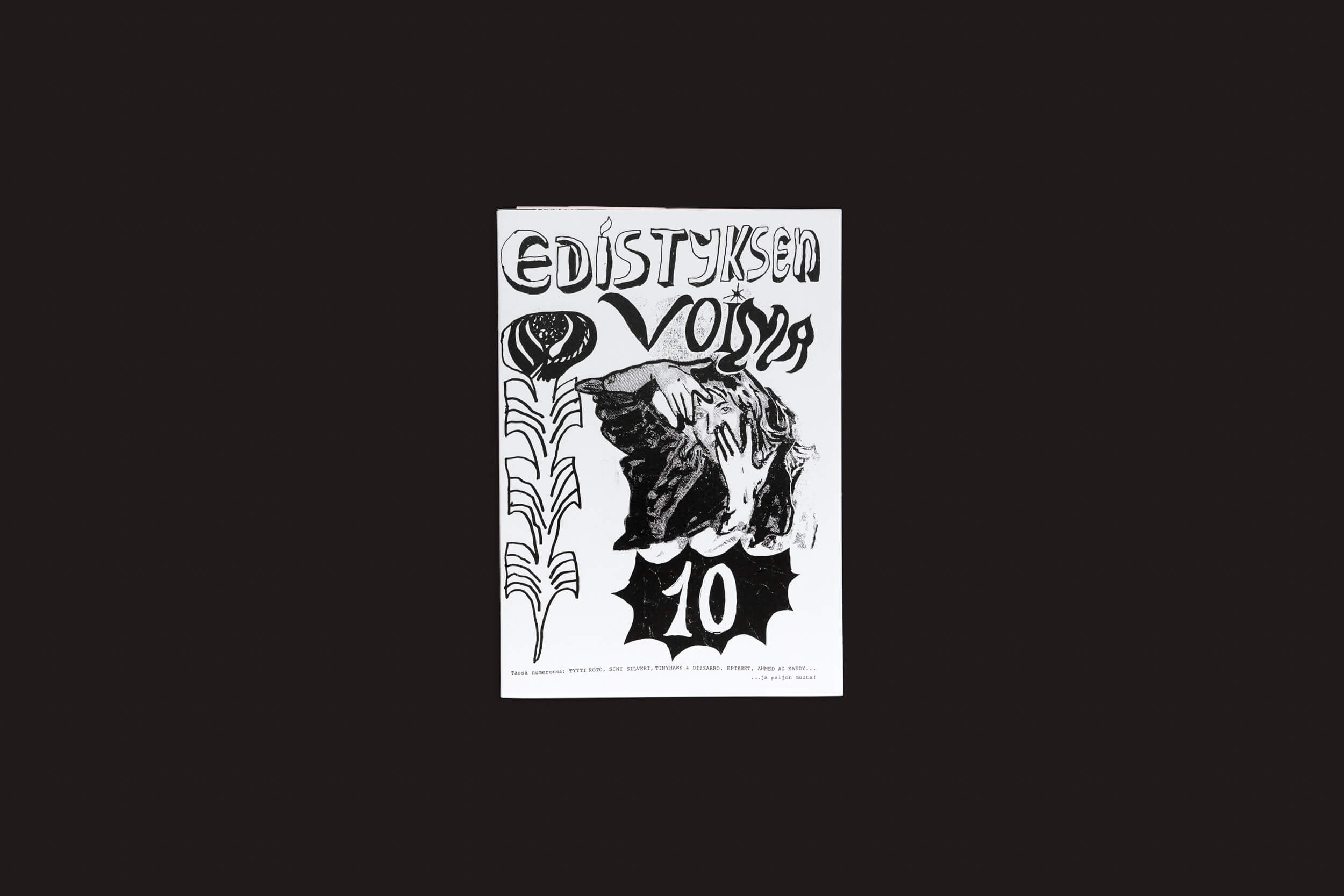A capa de Edistyksen Voima #10: v/a de Ultraääni apresenta ilustrações em preto e branco, “Edistyksen Voima” no topo, um motivo floral abstrato à esquerda, um centro texturizado e “10” em forma de estrela – além de uma entrevista com Juho Toivonen.