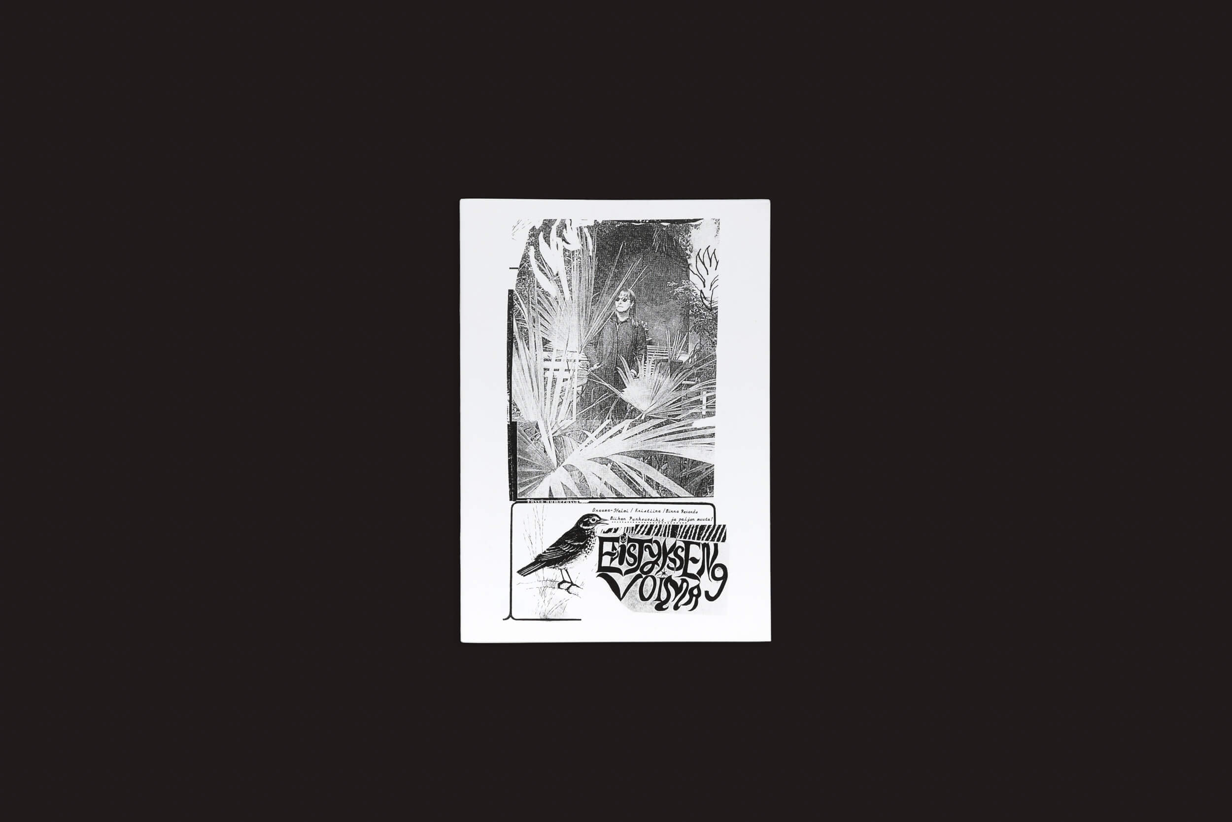 Uma ilustração em preto e branco para Edistyksen Voima #9: v/a, de Ultraääni, mostra uma pessoa entre grandes folhas, com pássaros e texto sobreposto fazendo referência à Música Contemporânea em um retângulo branco centralizado em um fundo preto.
