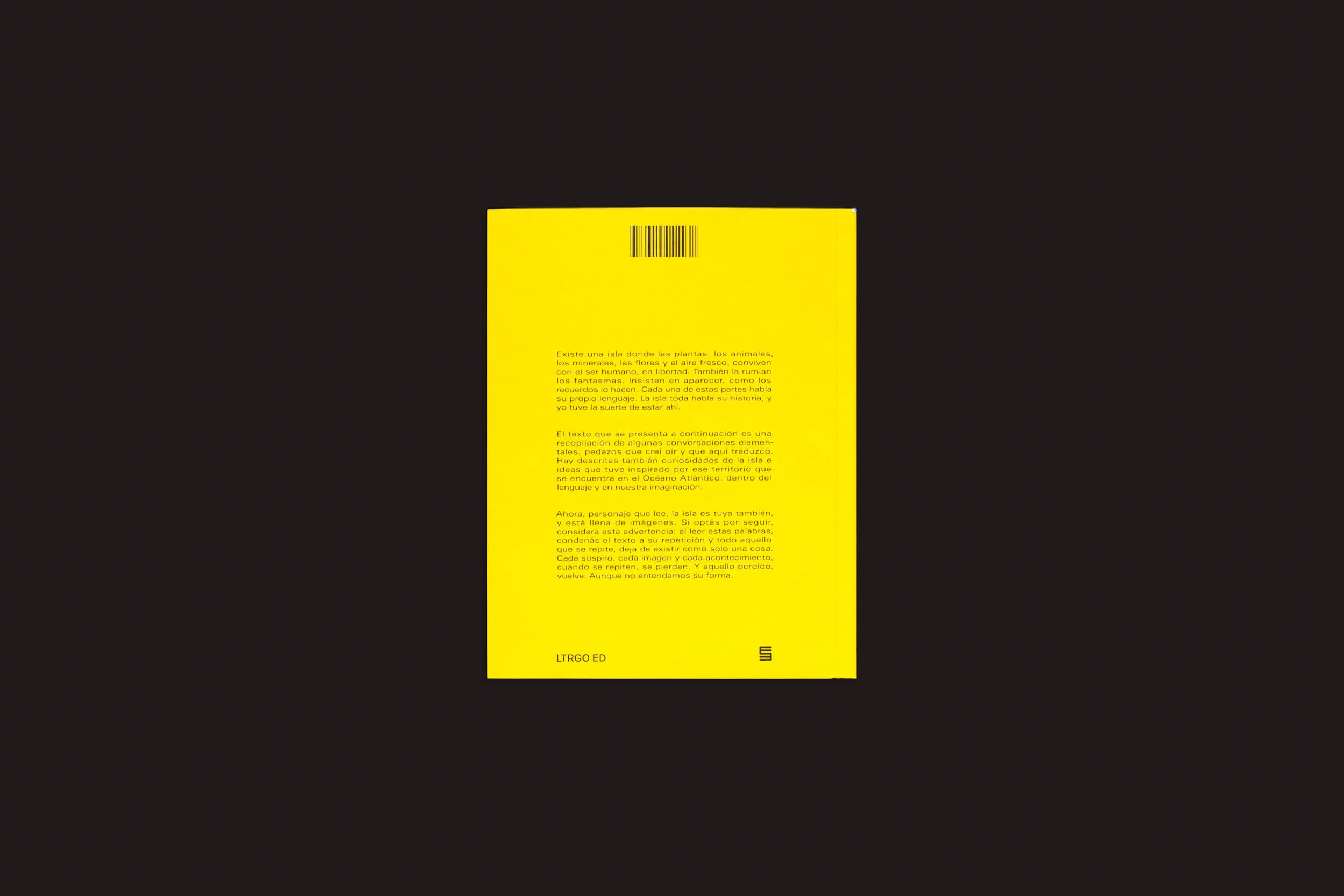 A capa amarela sólida do livro Martín Bollati: El mundo es un tubo da SED Editorial apresenta um código de barras preto na parte superior, com texto denso e centralizado. LITOGRAFÍA está acima de um pequeno logotipo na parte inferior. O fundo preto evoca a profundidade do Oceano Atlântico com um toque artístico de gêneros híbridos.
