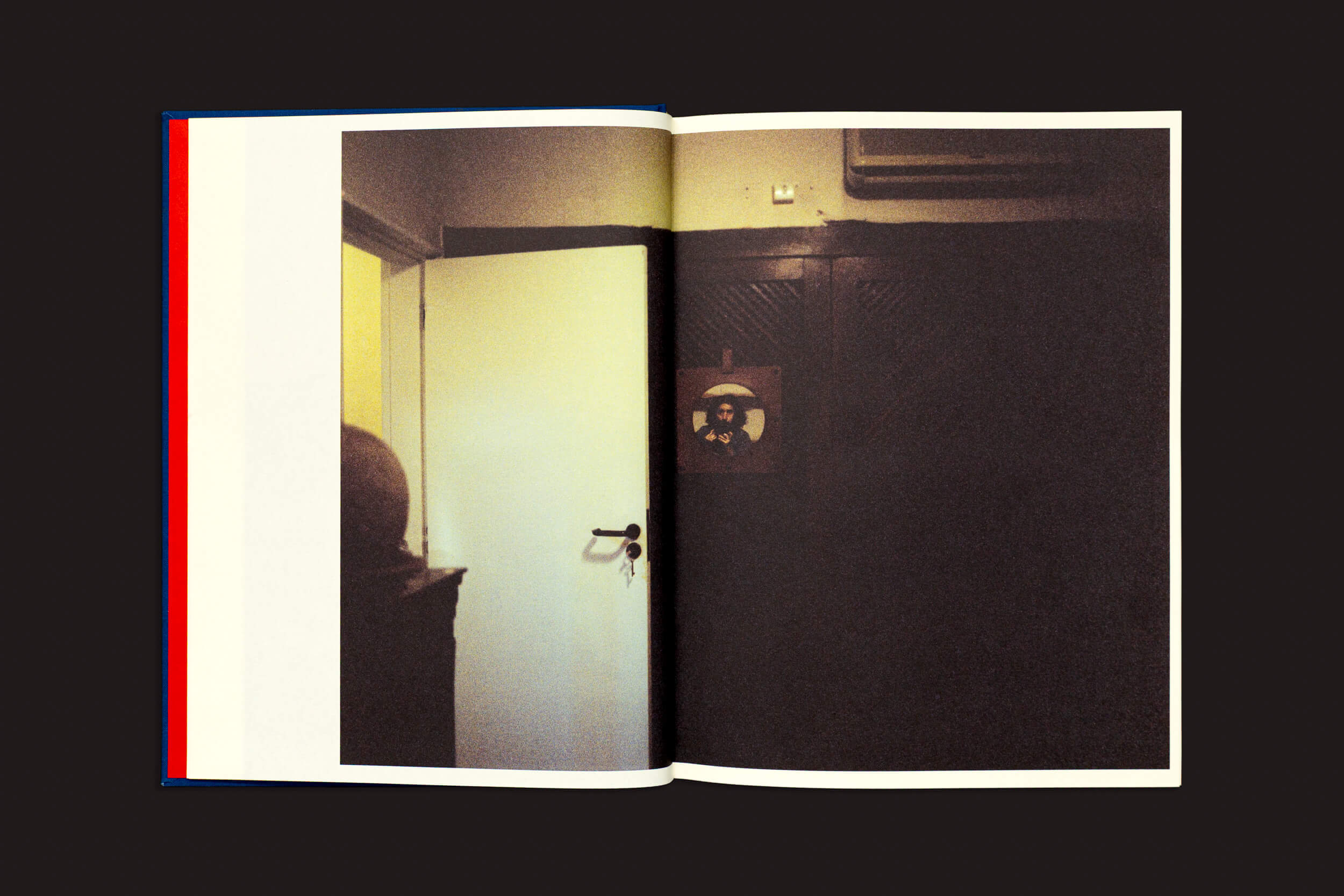 O livro "Igor Morales: Em um Tritão me transformarei eventualmente" da Editora Madalena traz a foto de uma sala mal iluminada com emoções persistindo perto de uma porta branca aberta, armário e retrato; a página esquerda tem fundo branco com bordas coloridas.