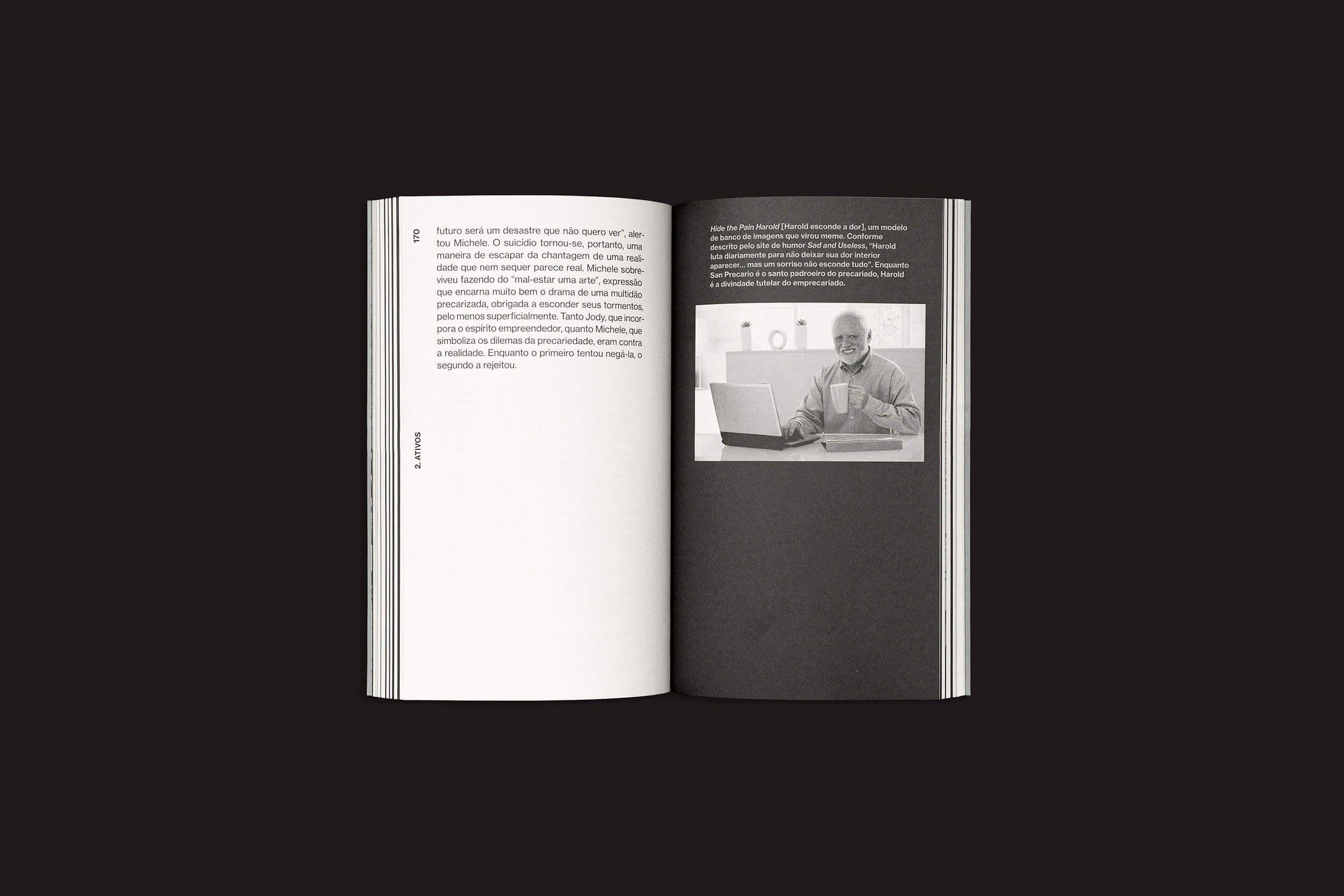 Sobre uma superfície escura repousa o livro aberto “Silvio Lorusso: Emprecariado — Todo mundo é empreendedor, ninguém está a salvo” do Clube do Livro do Design. A página esquerda exibe texto em latim, enquanto a direita mostra uma imagem em tons de cinza de um freelancer com mais texto abaixo oferecendo insights empreendedores.
