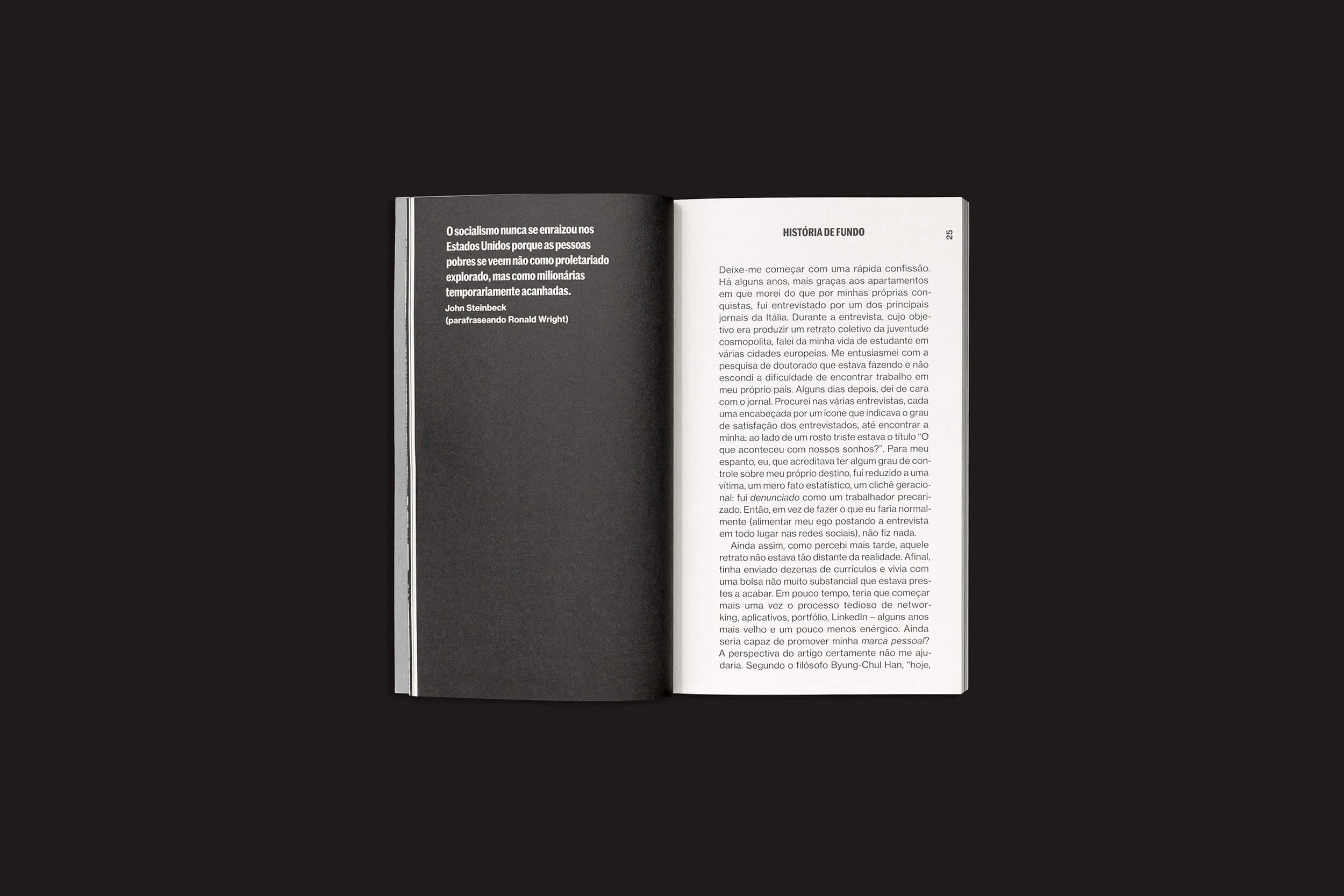 Um livro intitulado "Silvio Lorusso: Emprecariado — Todo mundo é empreendedor, ninguém está a salvo" do Clube do Livro do Design jaz aberto sobre uma superfície escura. A página da esquerda mostra uma citação branca em espanhol contra um fundo quase preto, enquanto a da direita está repleta de textos sobre empreendedorismo e insights de Silvio Lorusso.