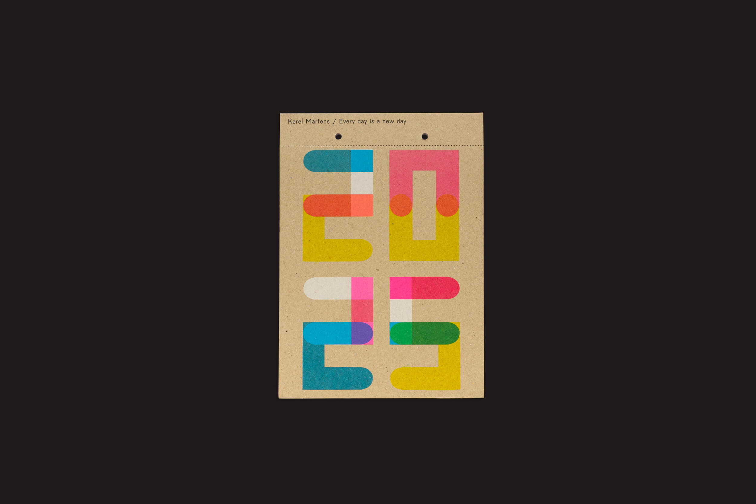 O Karel Martens: Calendar 2025 da Roma Publications apresenta um design abstrato e colorido com 20 e 25 em formas sobrepostas e em negrito de vermelho, azul, rosa e amarelo em um fundo marrom. O texto diz: Todo dia é um novo dia.