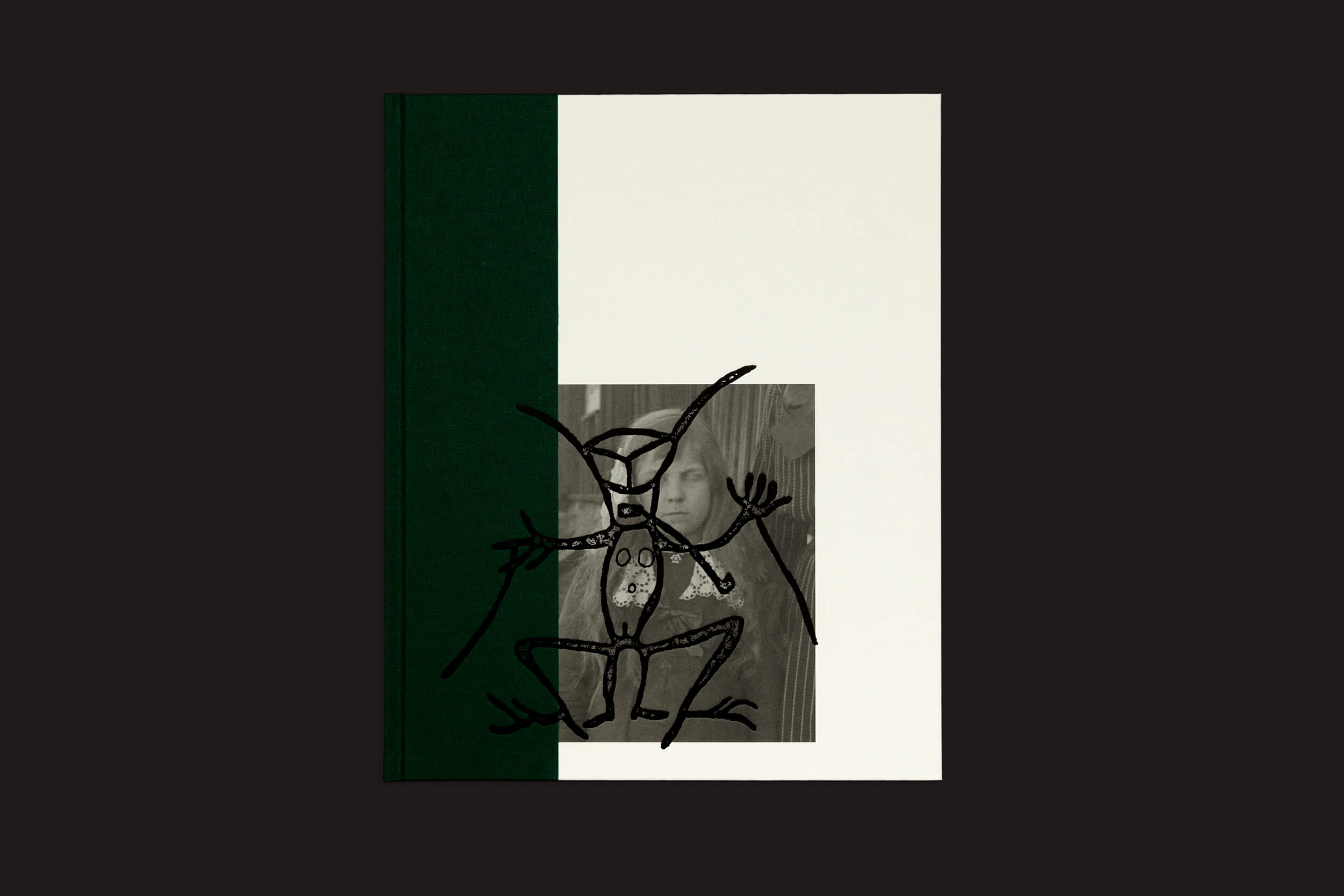 A imagem mostra Maja Daniels: Gertrud de Void, com uma capa verde e branca com um desenho preto abstrato de um gafanhoto humanoide sobre uma foto em tons de cinza. Inspirado pela caça às bruxas sueca, ele se destaca contra seu fundo escuro.