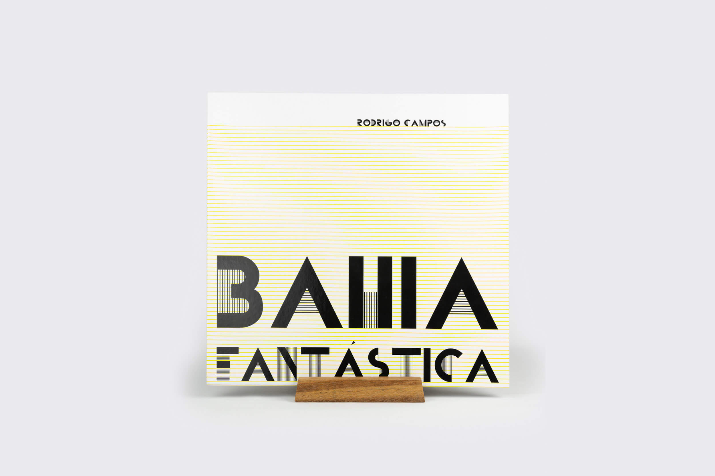 A capa do álbum, "Bahia Fantástica", apresenta design minimalista com letras pretas em negrito em um fundo pautado e "Rodrigo Campos" no topo. Esta edição limitada é elegantemente apresentada em um Goma Gringa Display Lp contra um fundo simples.