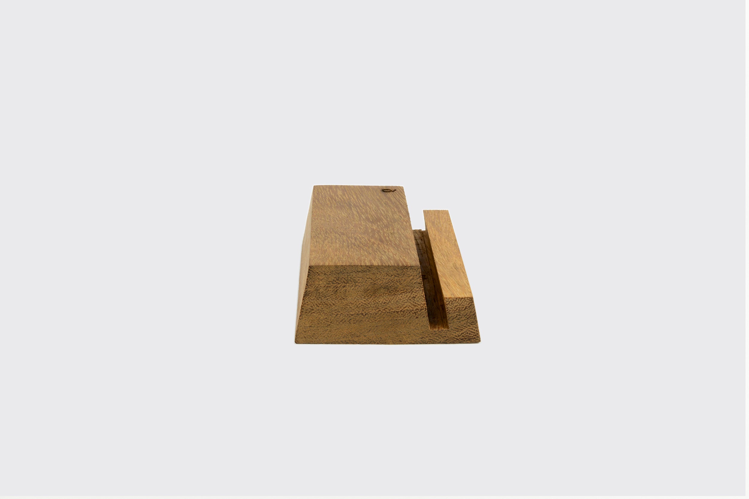 O Display Lp da Goma Gringa é um suporte minimalista de madeira com um encaixe estreito e angular, ideal para acomodar celulares, tablets ou LPs. Seu design elegante, com fundo cinza claro, lembra os modelos de suporte para LPs de edição limitada.