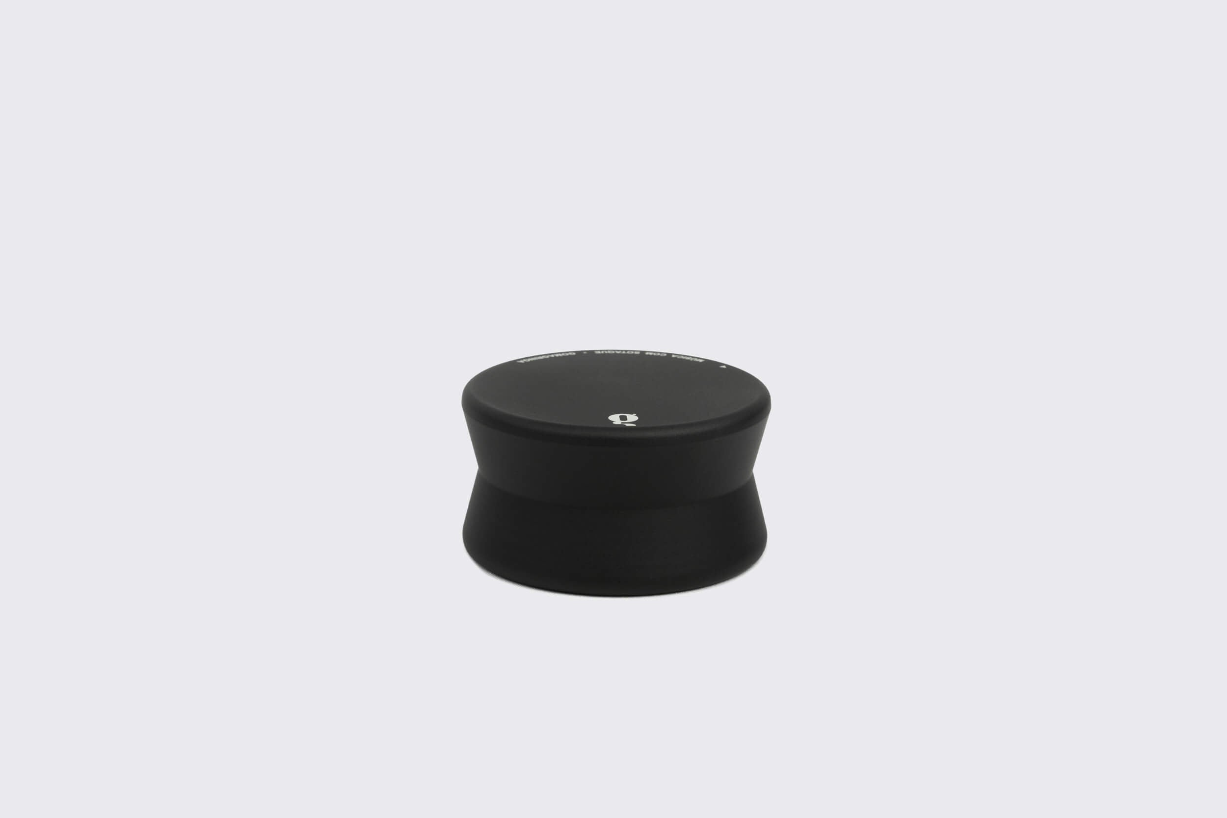 O elegante Estabilizador de Disco: Modelo B preto da Goma Gringa repousa sobre um fundo branco. Este peso de toca-discos de edição limitada tem marcações sutis na parte superior, aprimorando a configuração de qualquer audiófilo com sofisticação.