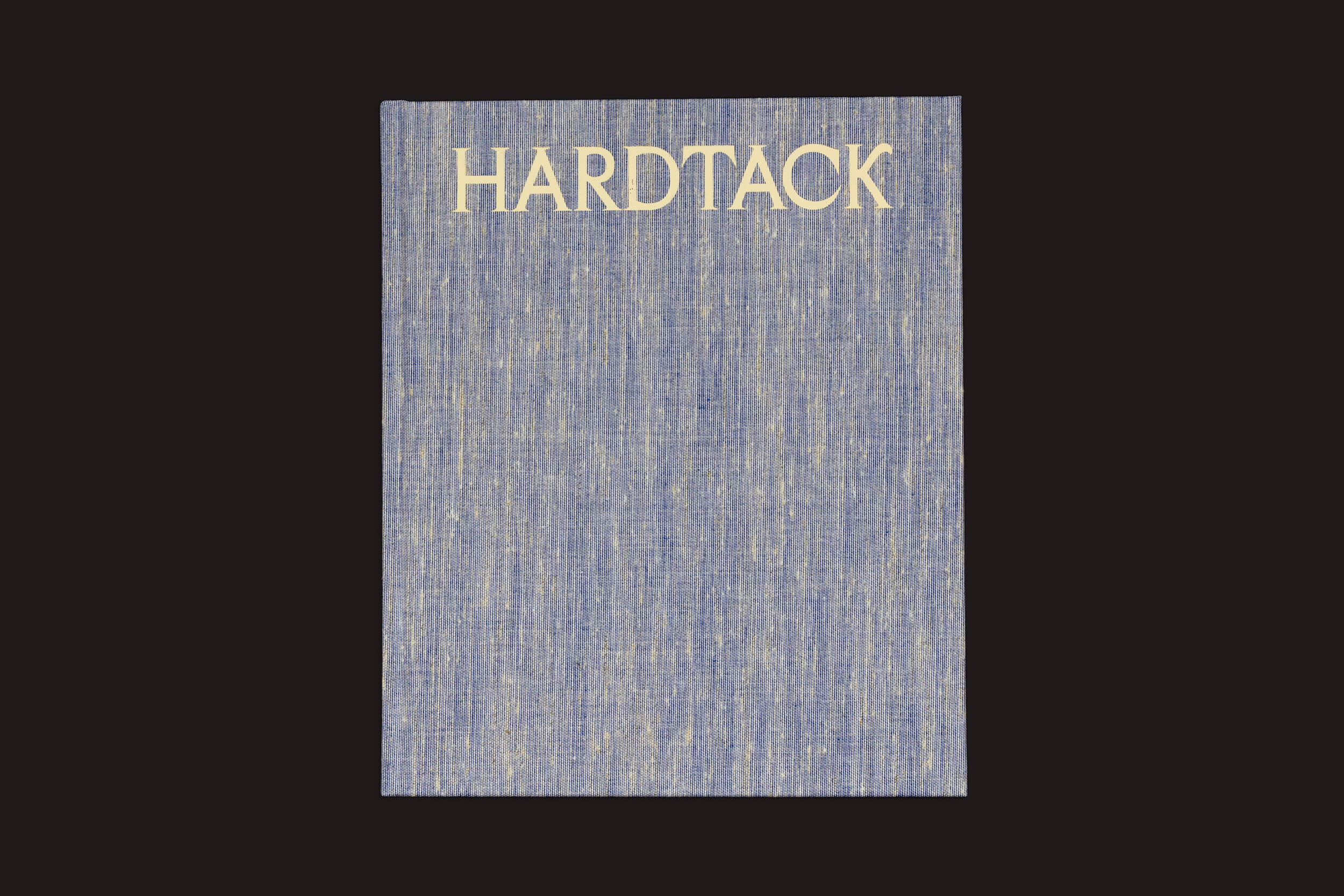 Uma capa de livro texturizada azul apresenta o título RAHIM FORTUNE: HARDTACK em grandes letras maiúsculas amarelas no topo, publicado pela Loose Joints. O fundo preto sólido evoca os temas pós-emancipação da América e as tradições culturais duradouras.