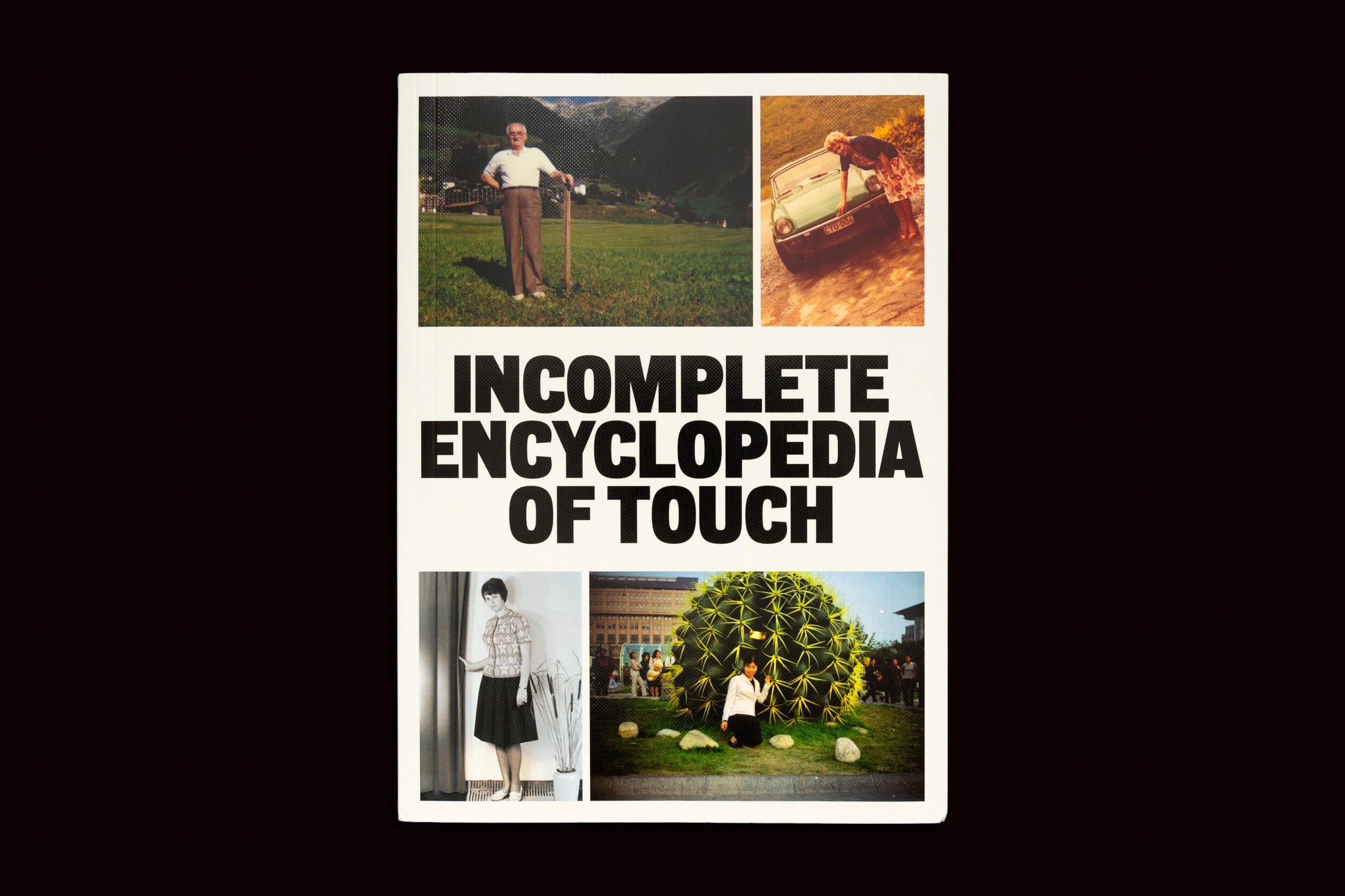 A capa de Erik Kessels; Thomas Sauvin; Karel De Mulder: Incomplete Encyclopedia of Touch, da RVB Books, exibe quatro fotos evocativas, incluindo um homem na grama e uma mulher com seu gato, com texto preto em negrito sobre um fundo branco, que lembra um álbum de família.